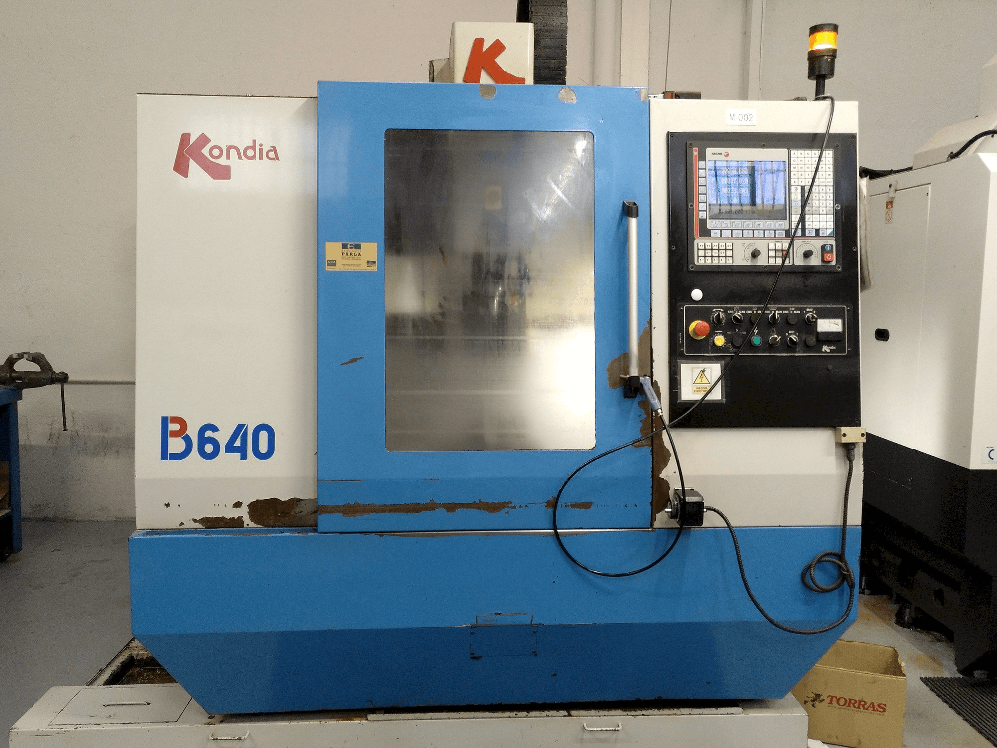 Vista frontale della macchina KONDIA B-640