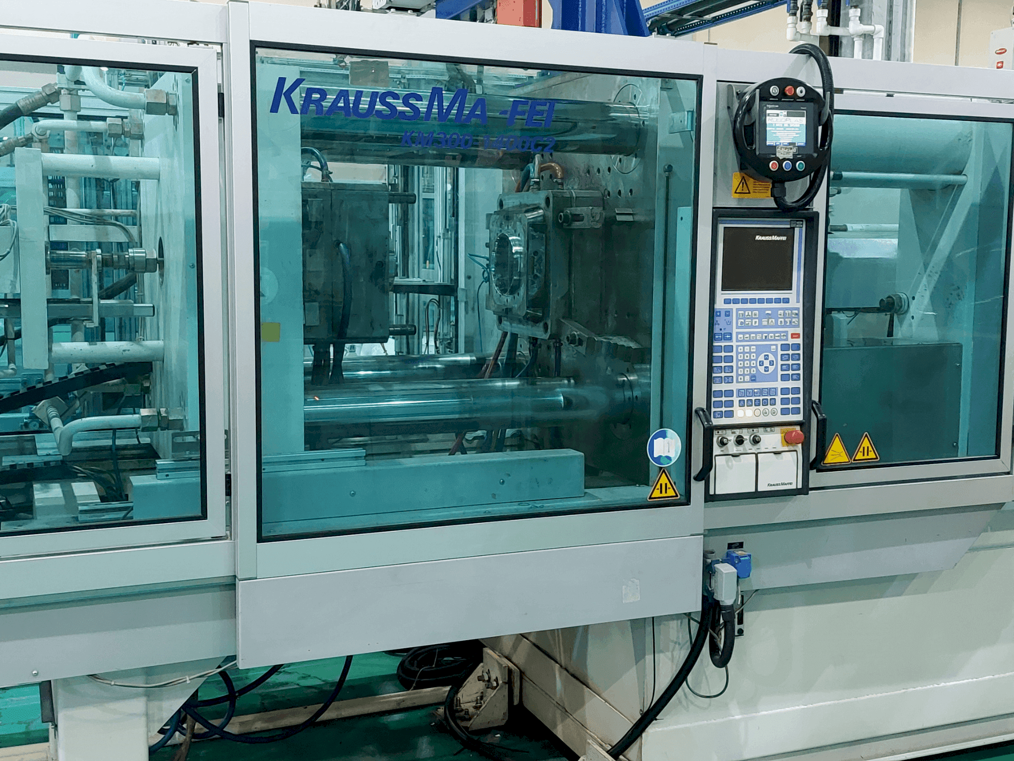 Vista frontale della macchina Krauss Maffei 300 – 1400 C2