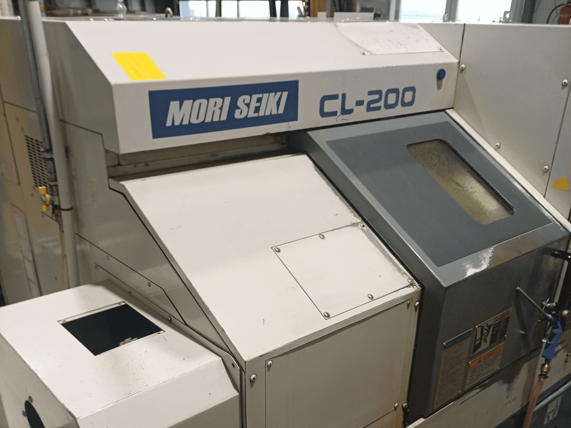 Tornio orizzontale DMG Mori Seiki CL-200B, vista frontale che mostra il pannello di controllo e i dettagli della finestra del refrigerante.
