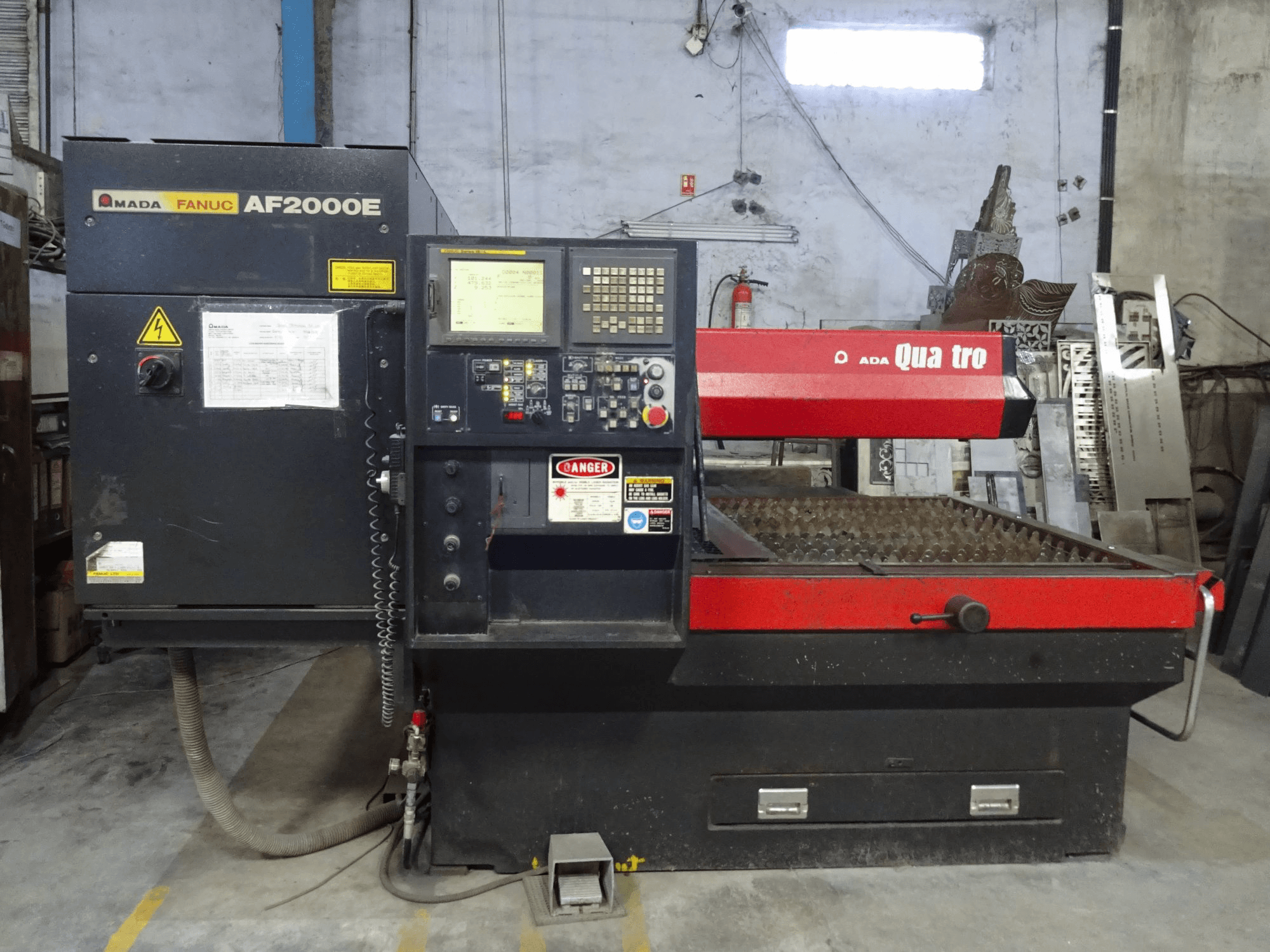 Vista frontale della macchina AMADA Quattro AF2000E