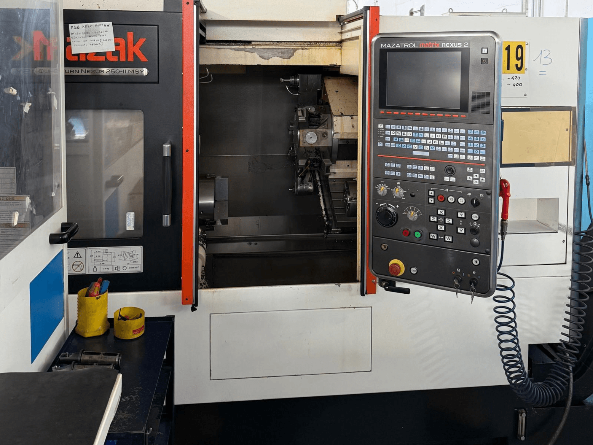 Vista frontale del tornio orizzontale Mazak QTN 250 II MSY, con pannello di controllo MAZATROL Matrix Nexus 2 e componenti della macchina.