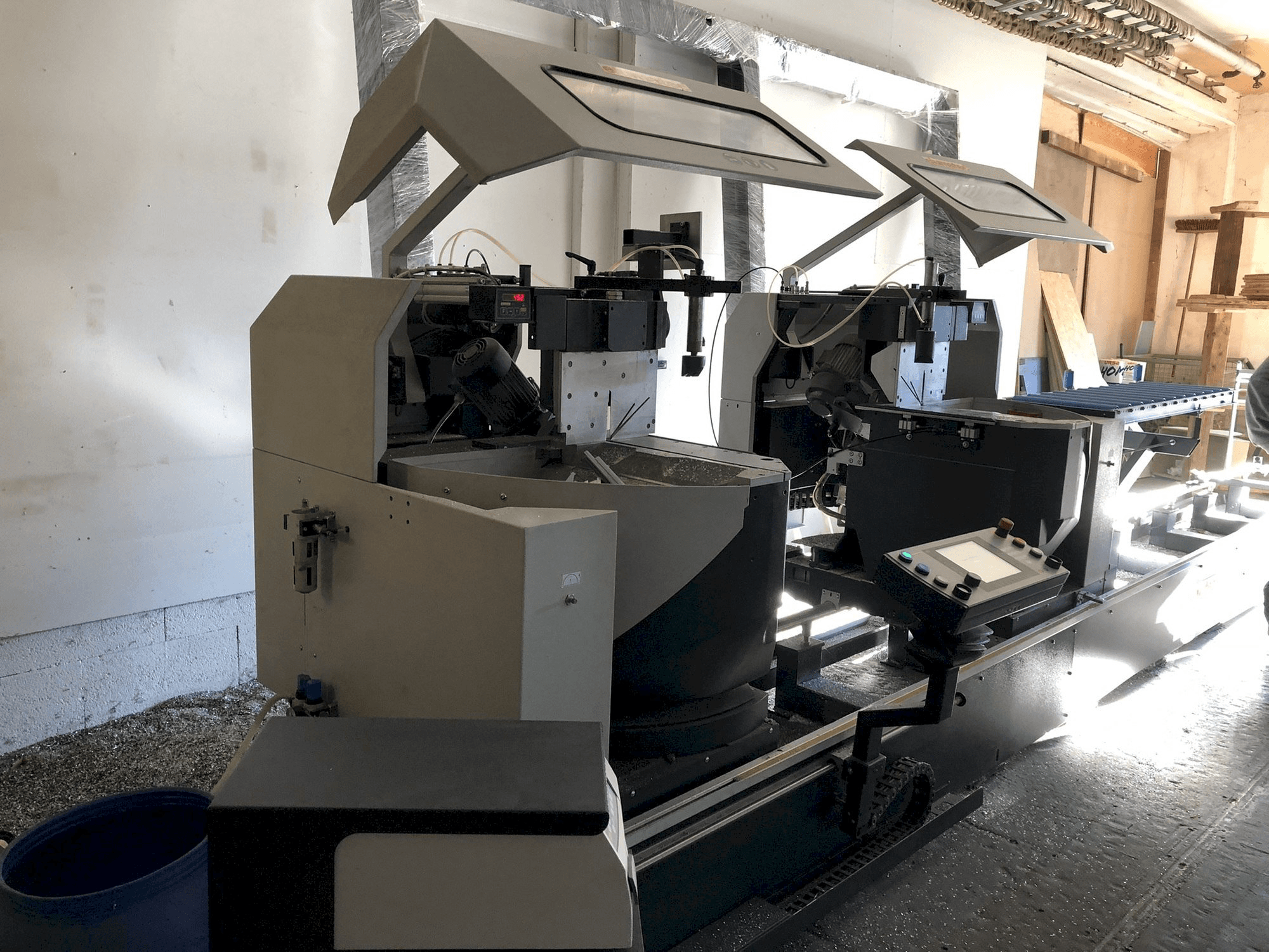 Vista frontale della macchina Elumatec DG 244