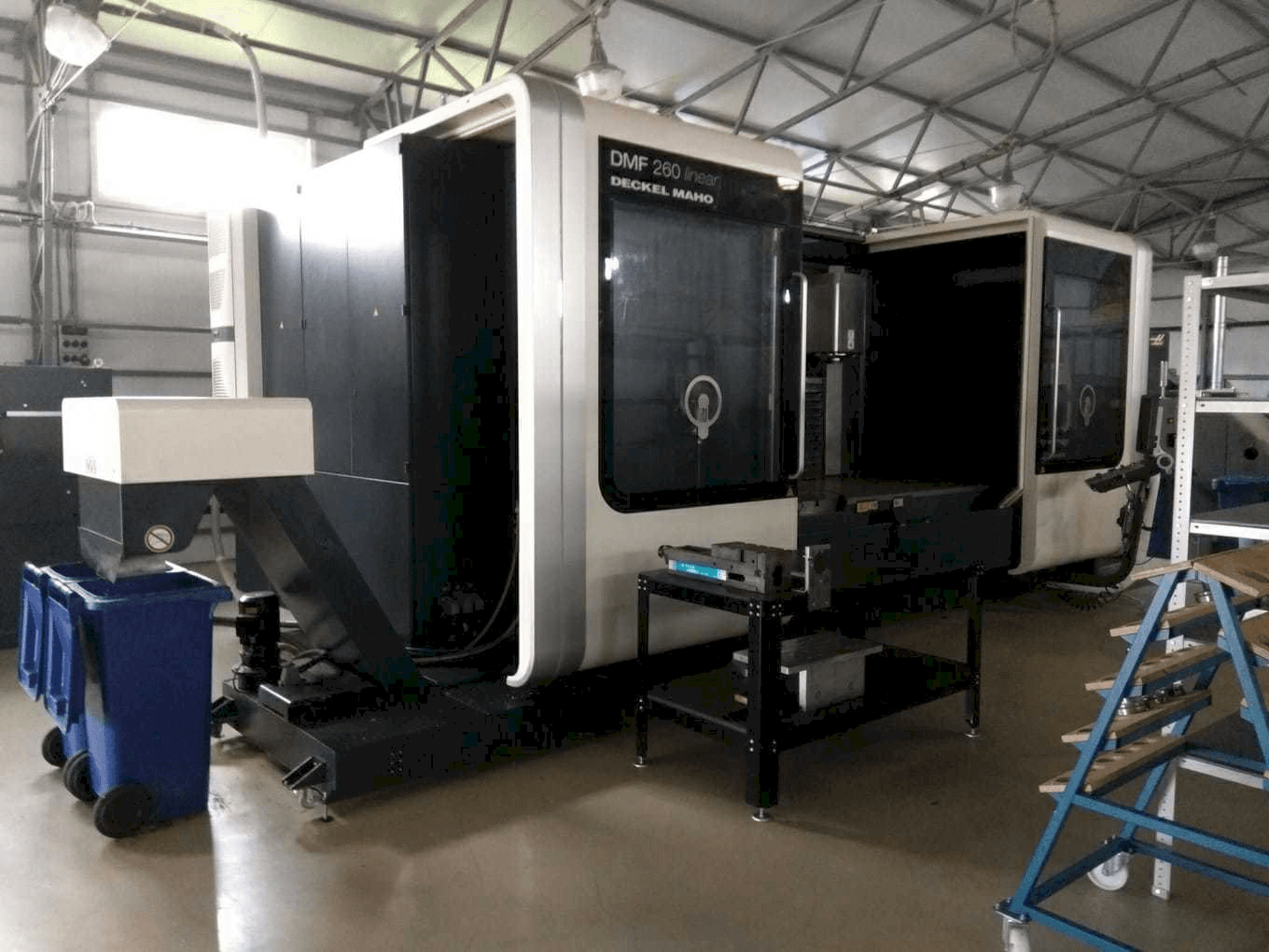 Vista frontale della macchina DECKEL MAHO DMF 260 linear