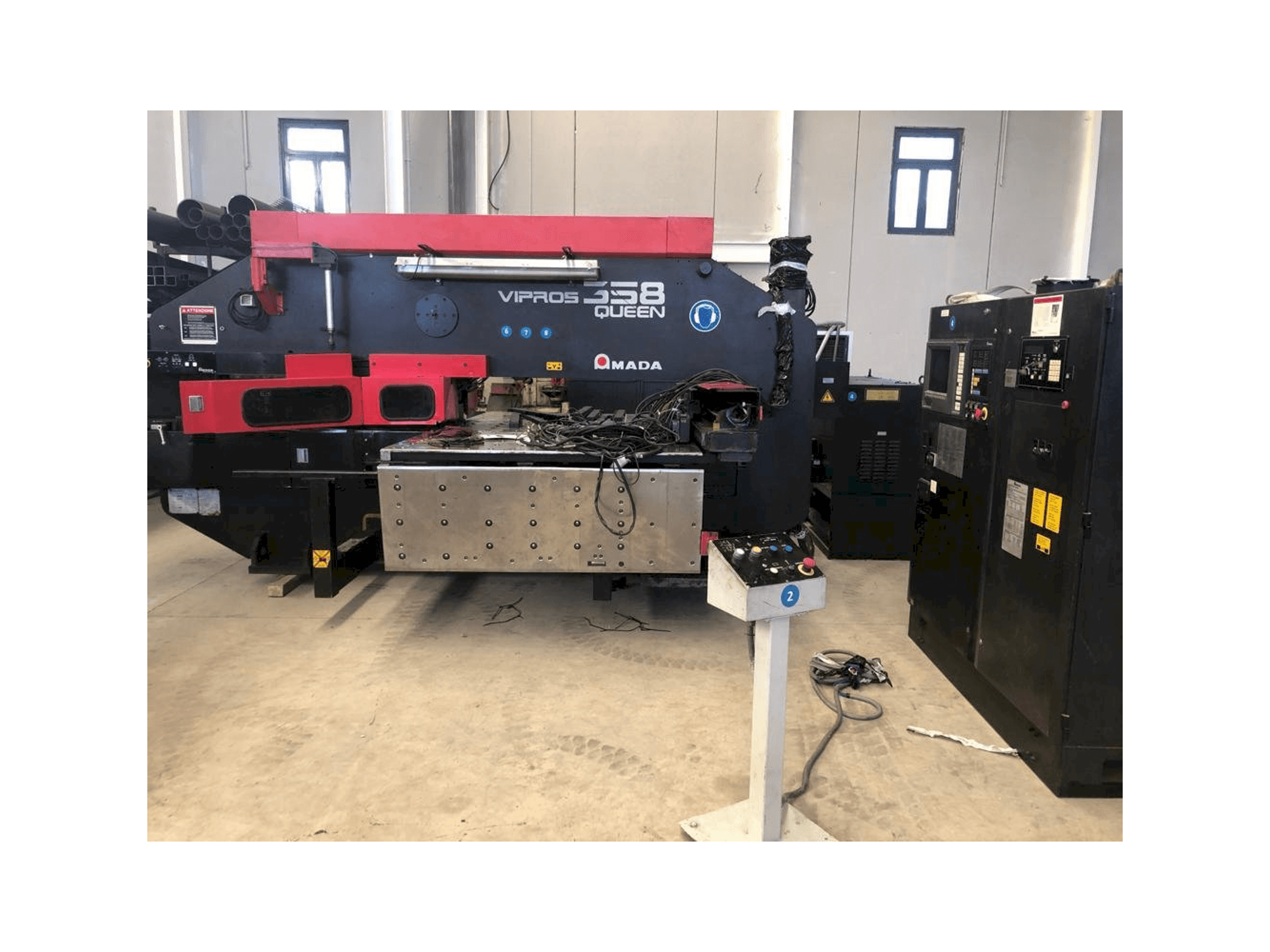 Vista frontale della macchina AMADA Vipros 358 Queen