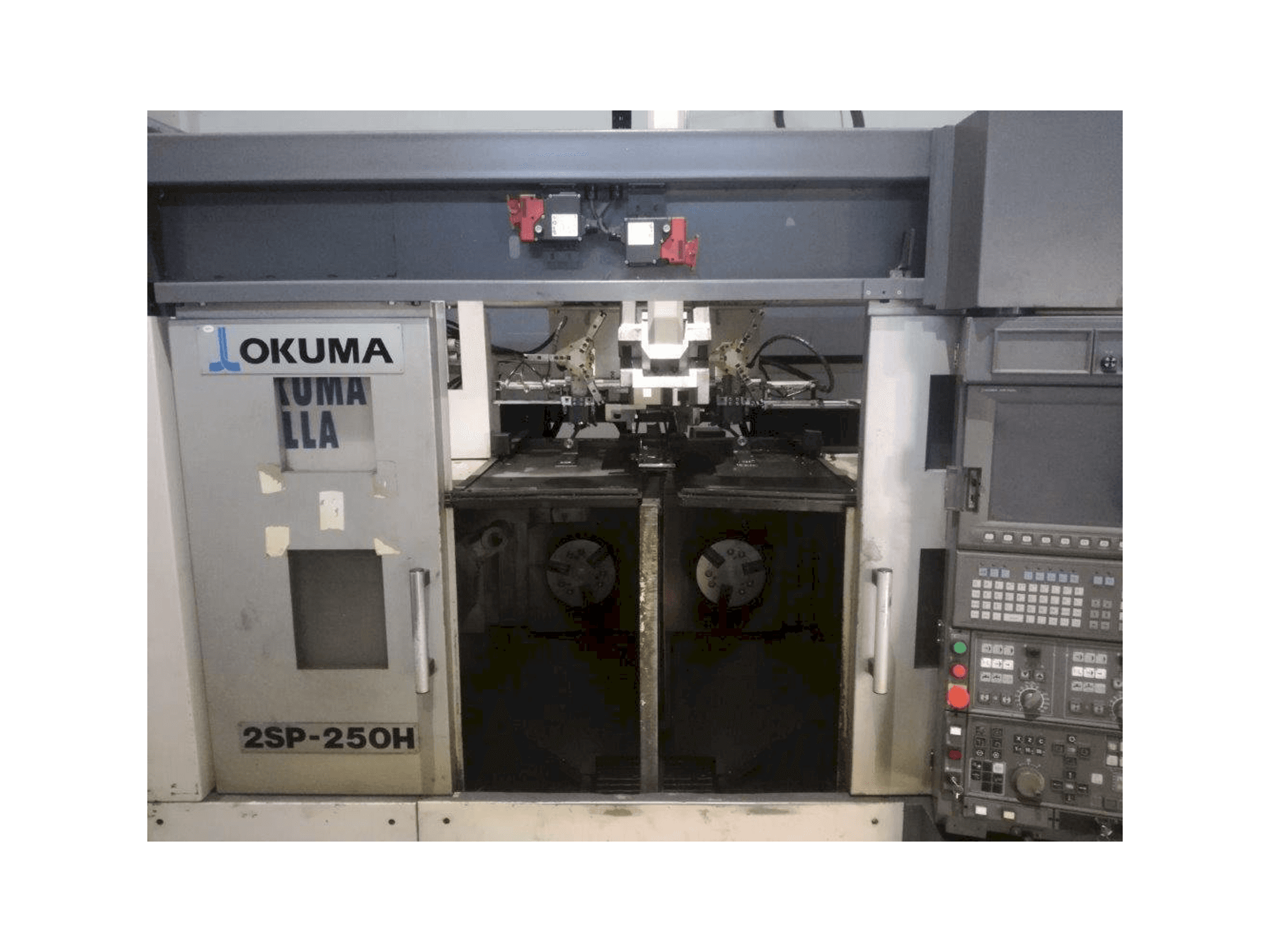 Vista frontale della macchina Okuma 2SP-250H
