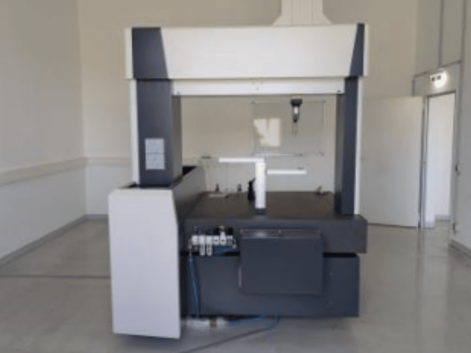 CMM ZEISS Contura 9/12/8 RDS vista frontalmente, dotata di un ampio piano di misura e di un pannello di controllo sul lato.