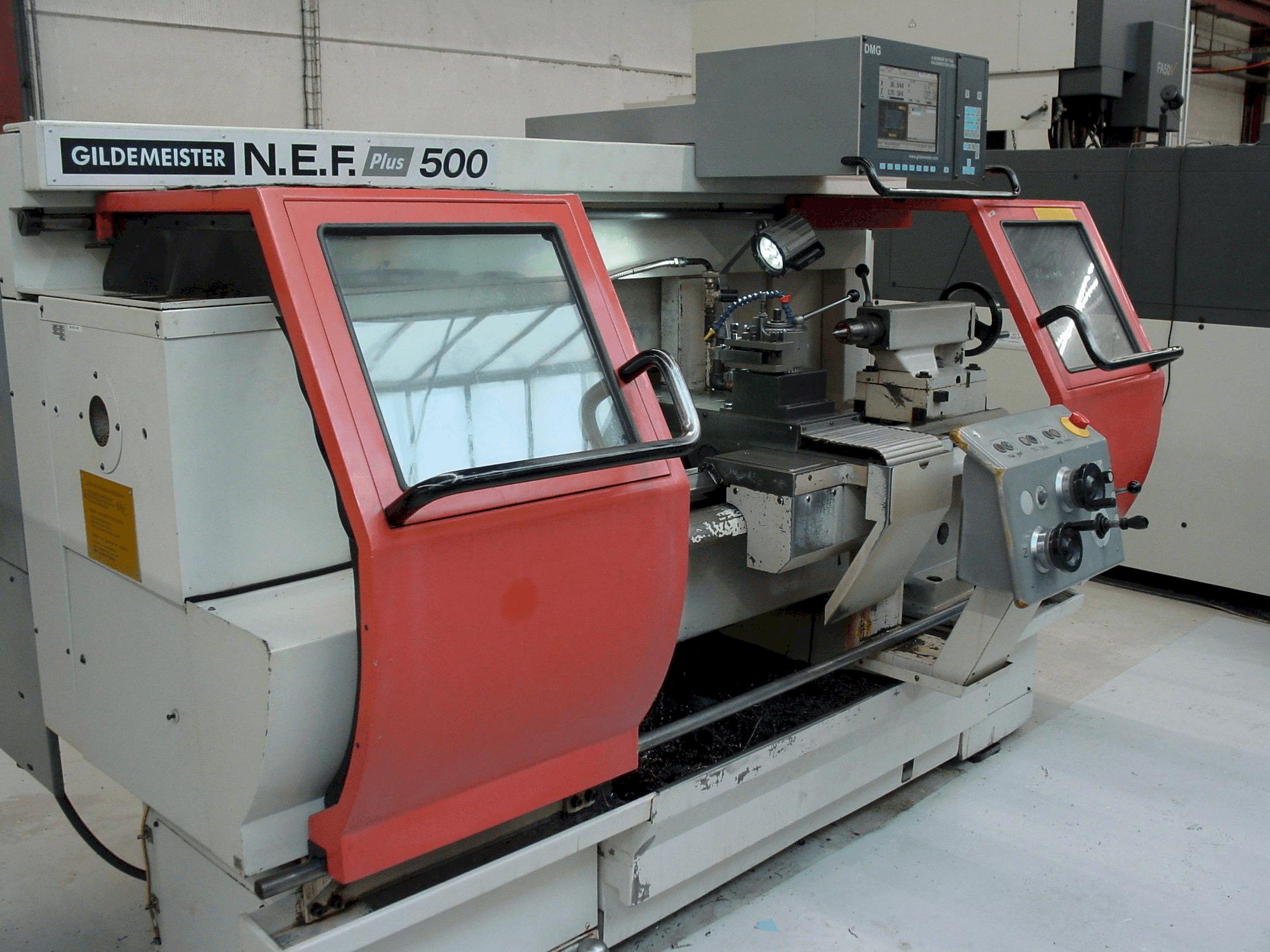 Vista frontale della macchina Gildemeister NEF Plus 500