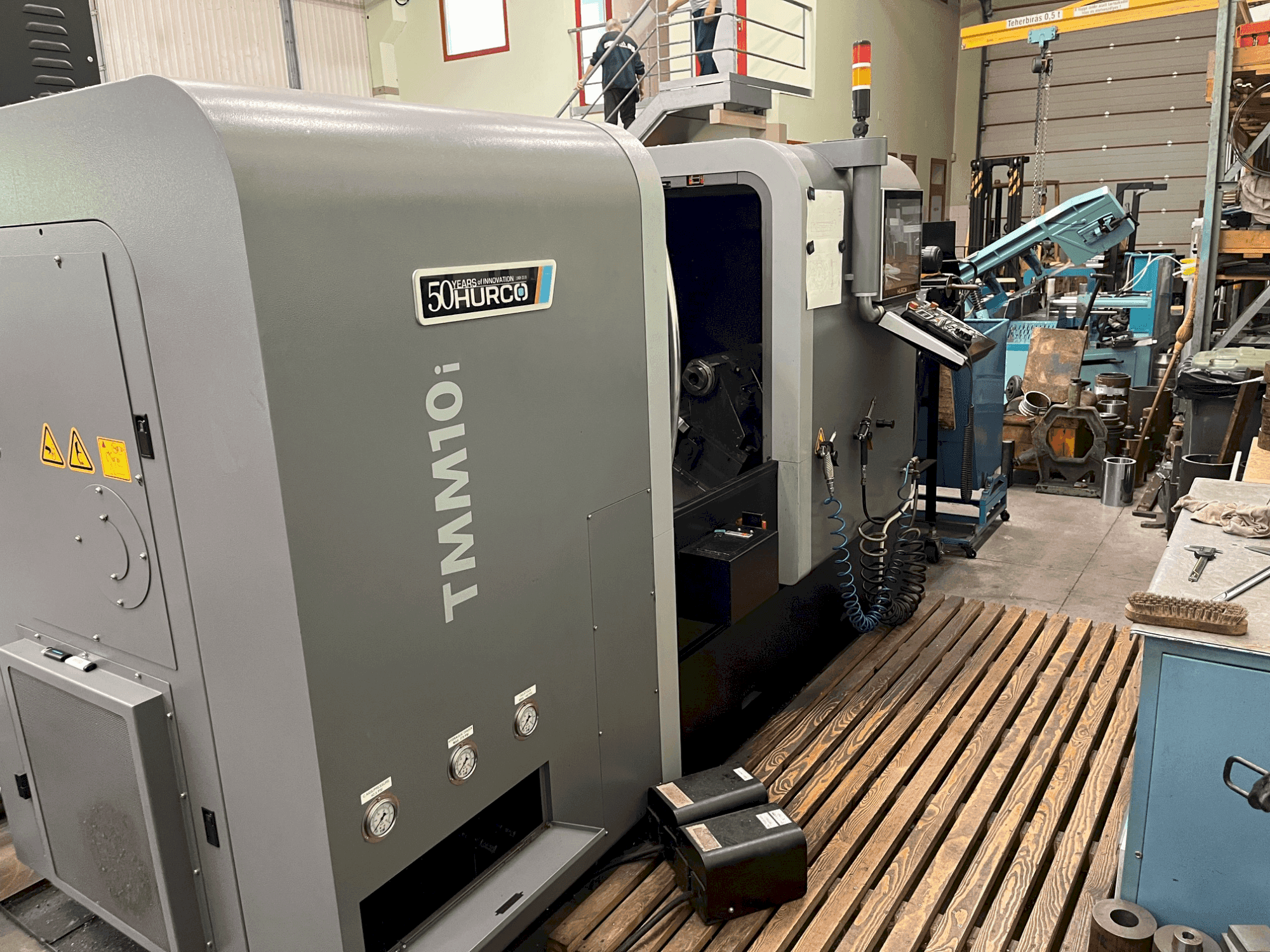 Vista frontale della macchina Hurco TMM10i