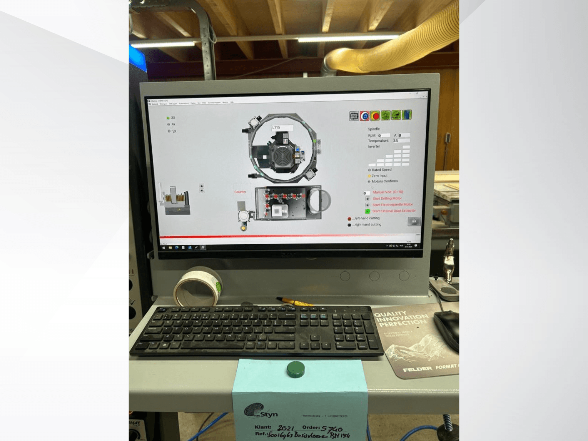 Vista frontale del pannello di controllo della macchina CNC FORMAT4 FELDER FORMAT 4 H100 con lo schermo del computer che visualizza i dettagli operativi.