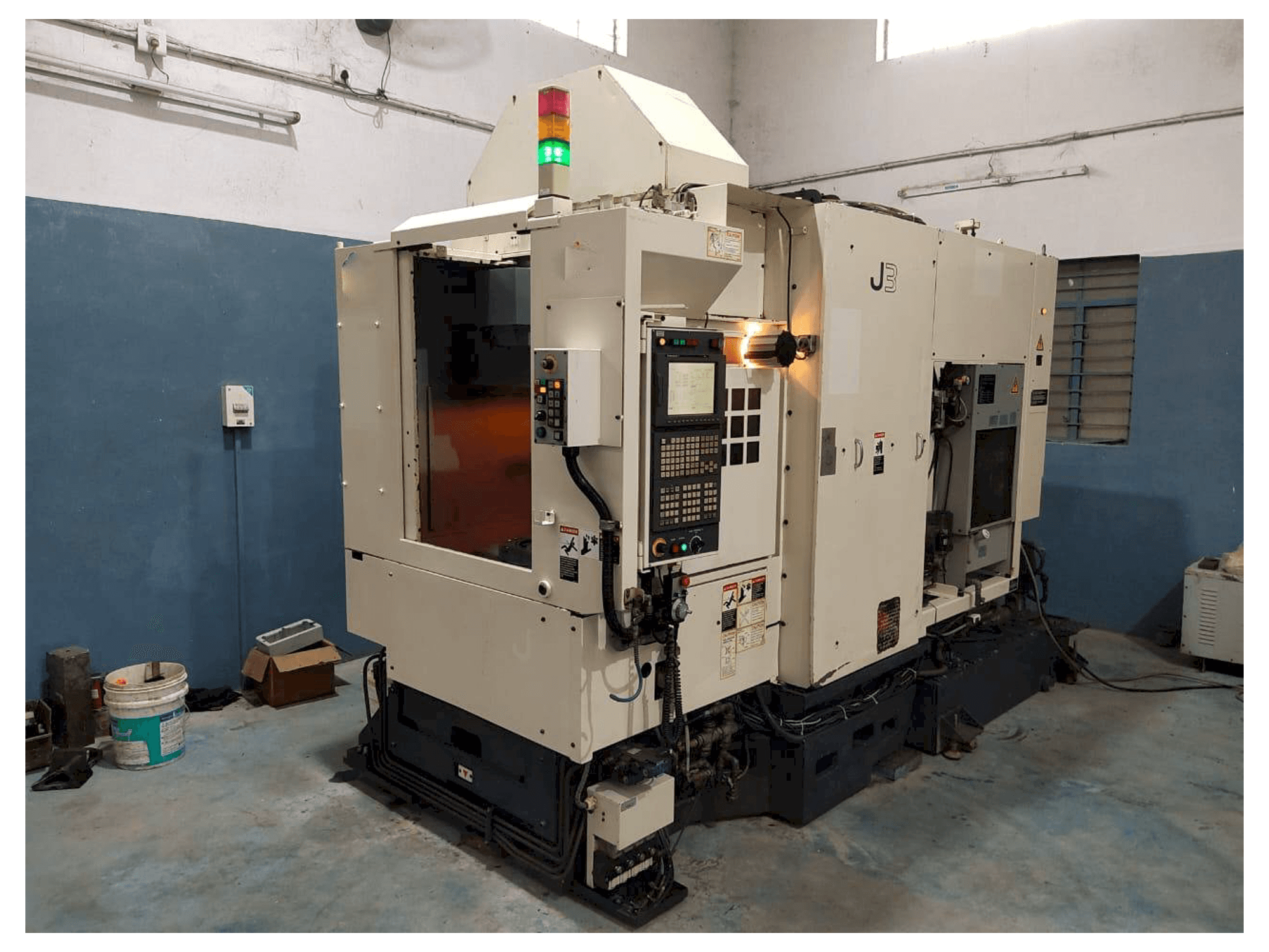 Vista frontale della macchina Makino J3