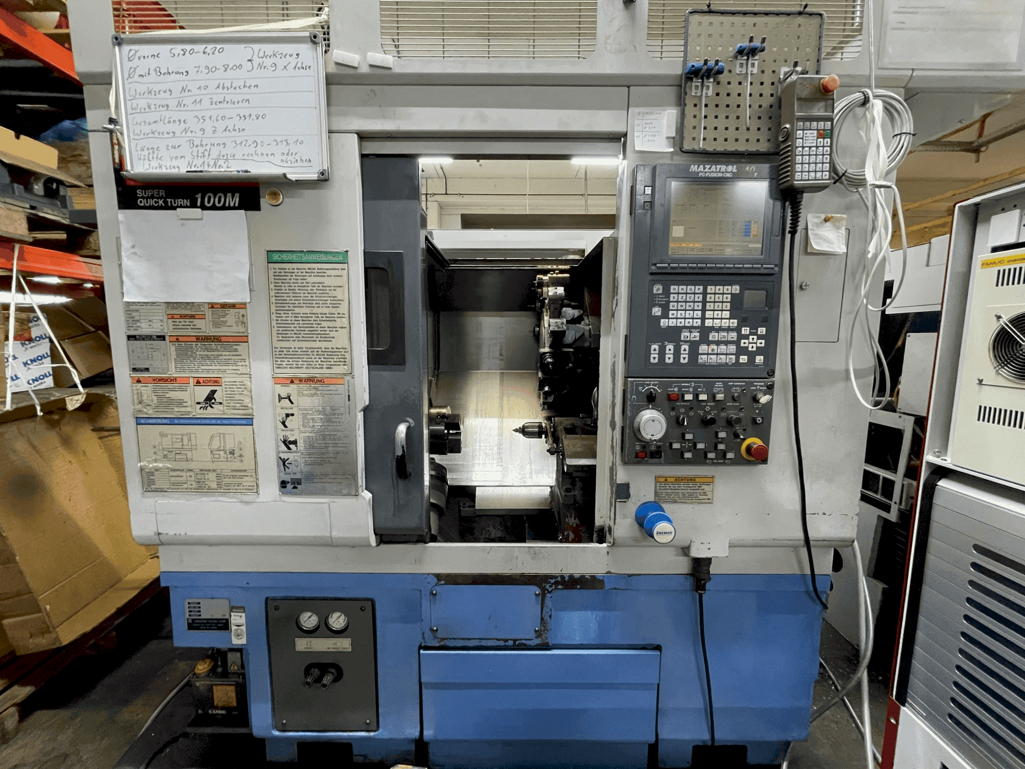 Vista frontale della macchina Mazak SQT 100M