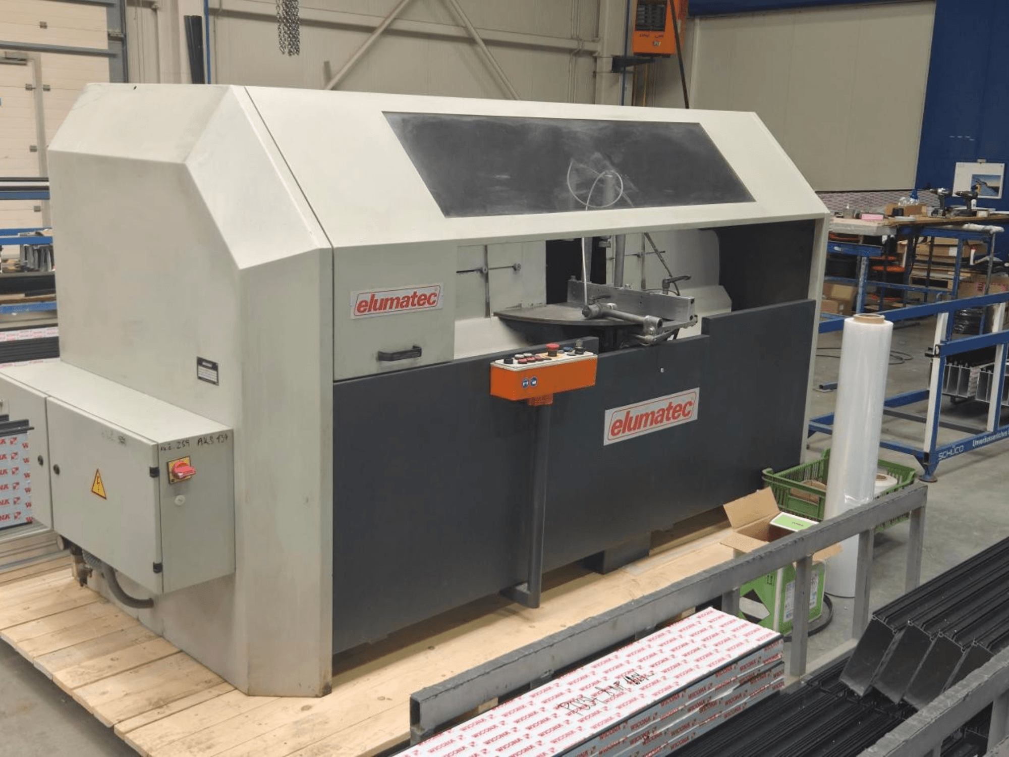 Sega circolare per metalli Elumatec AKS 134, vista frontale, che mostra il pannello di controllo e l'area di taglio su una piattaforma di legno.