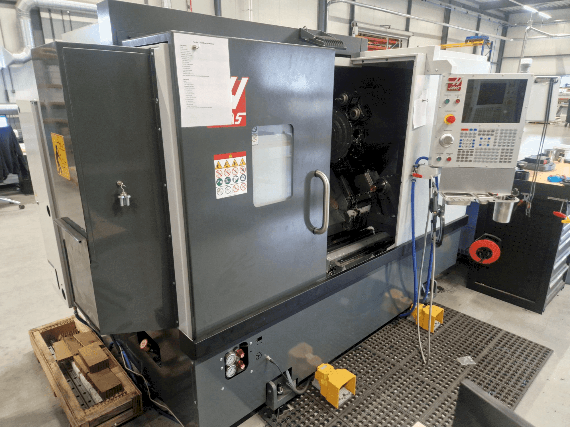 Vista frontale della macchina HAAS ST-25Y