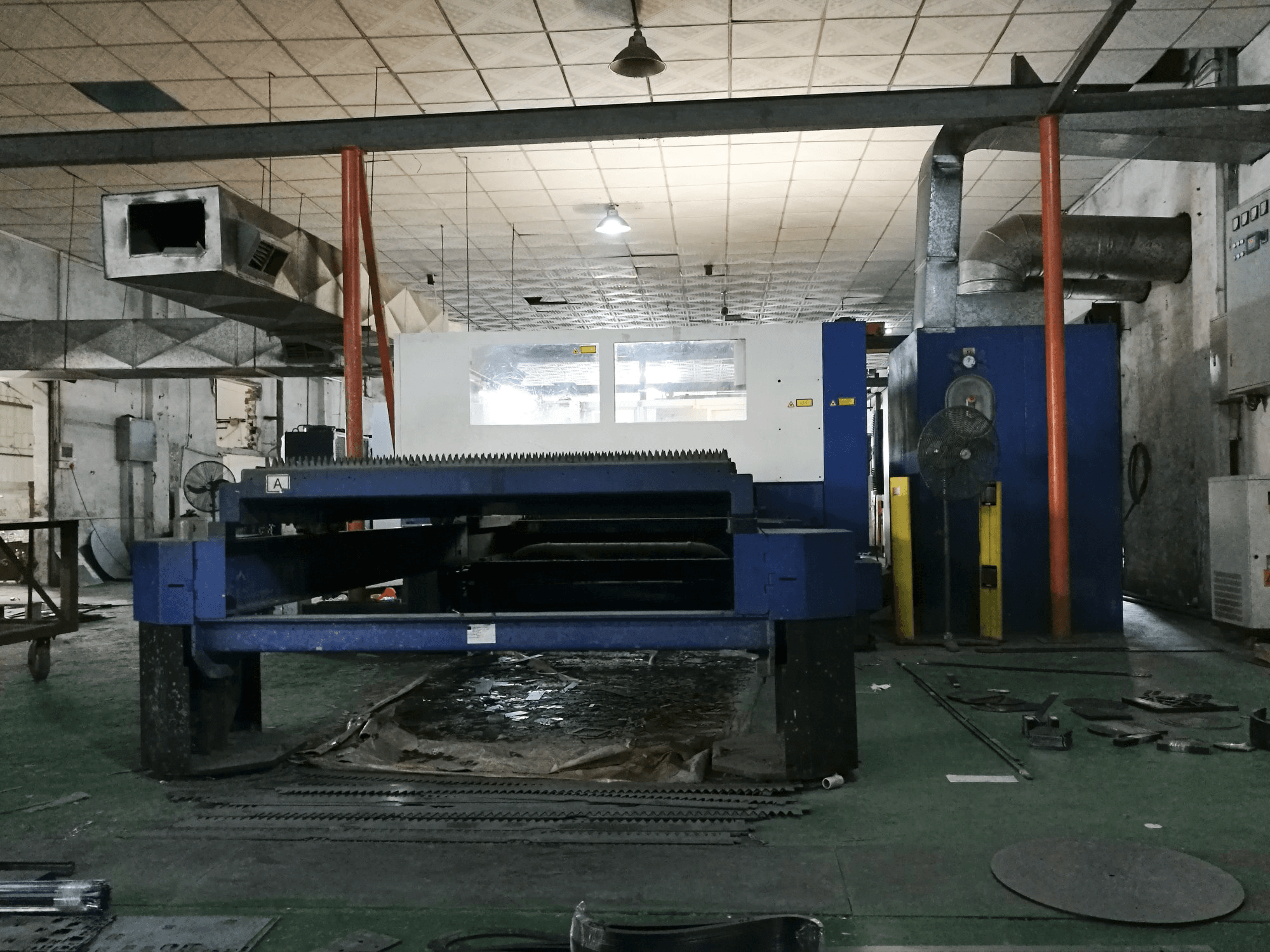 Vista frontale della macchina Trumpf TruLaser 3030