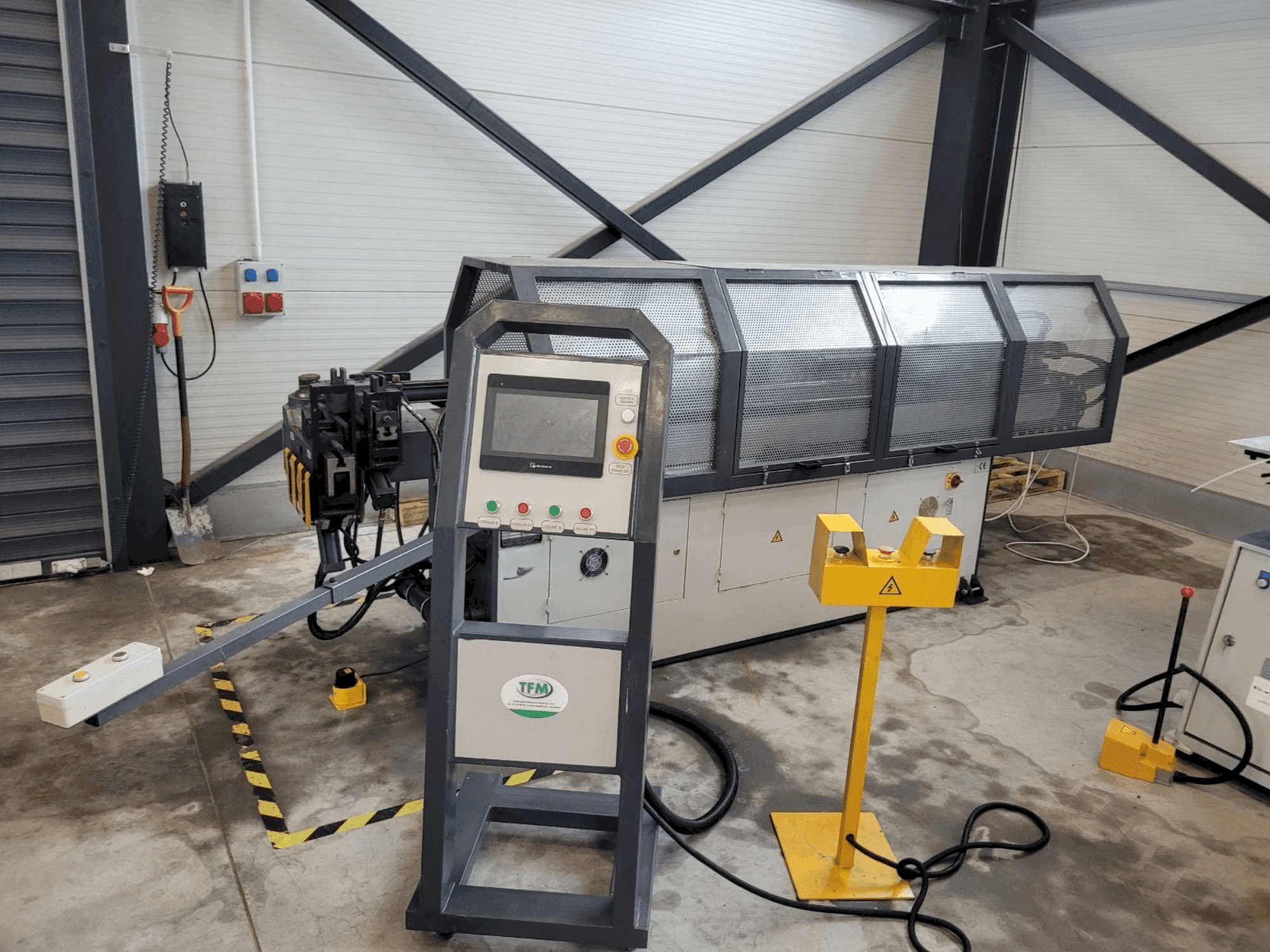 Vista frontale della macchina TFM GM-SB-38CNC- 2A1S