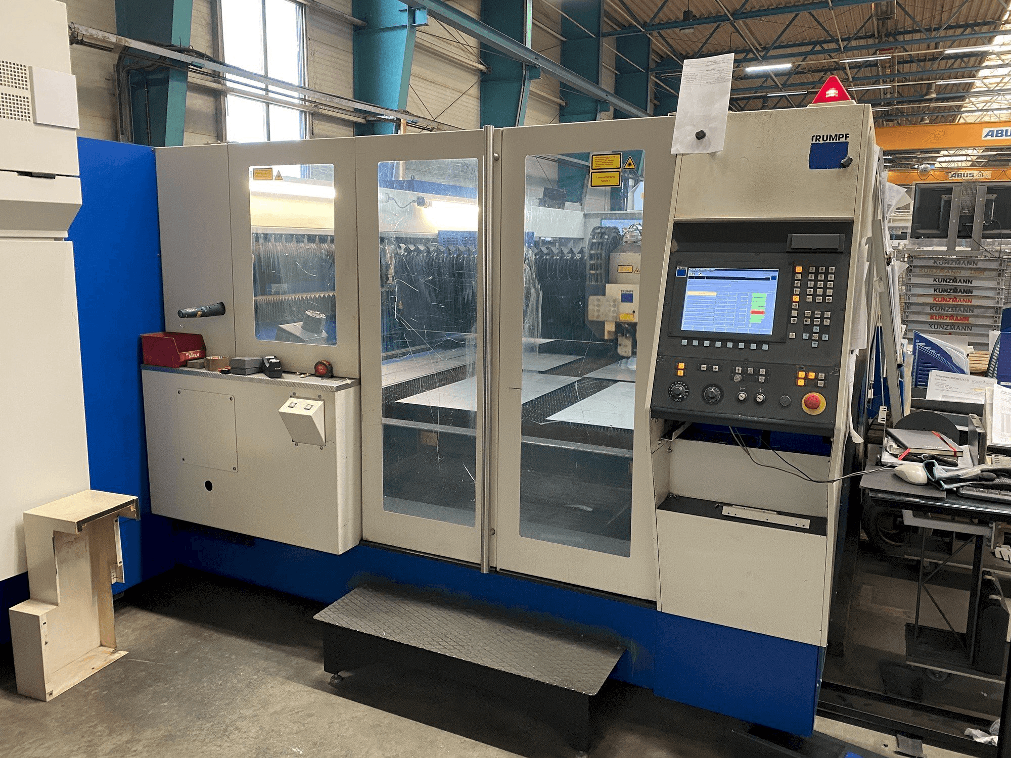 Vista frontale della macchina Trumpf laser 5040