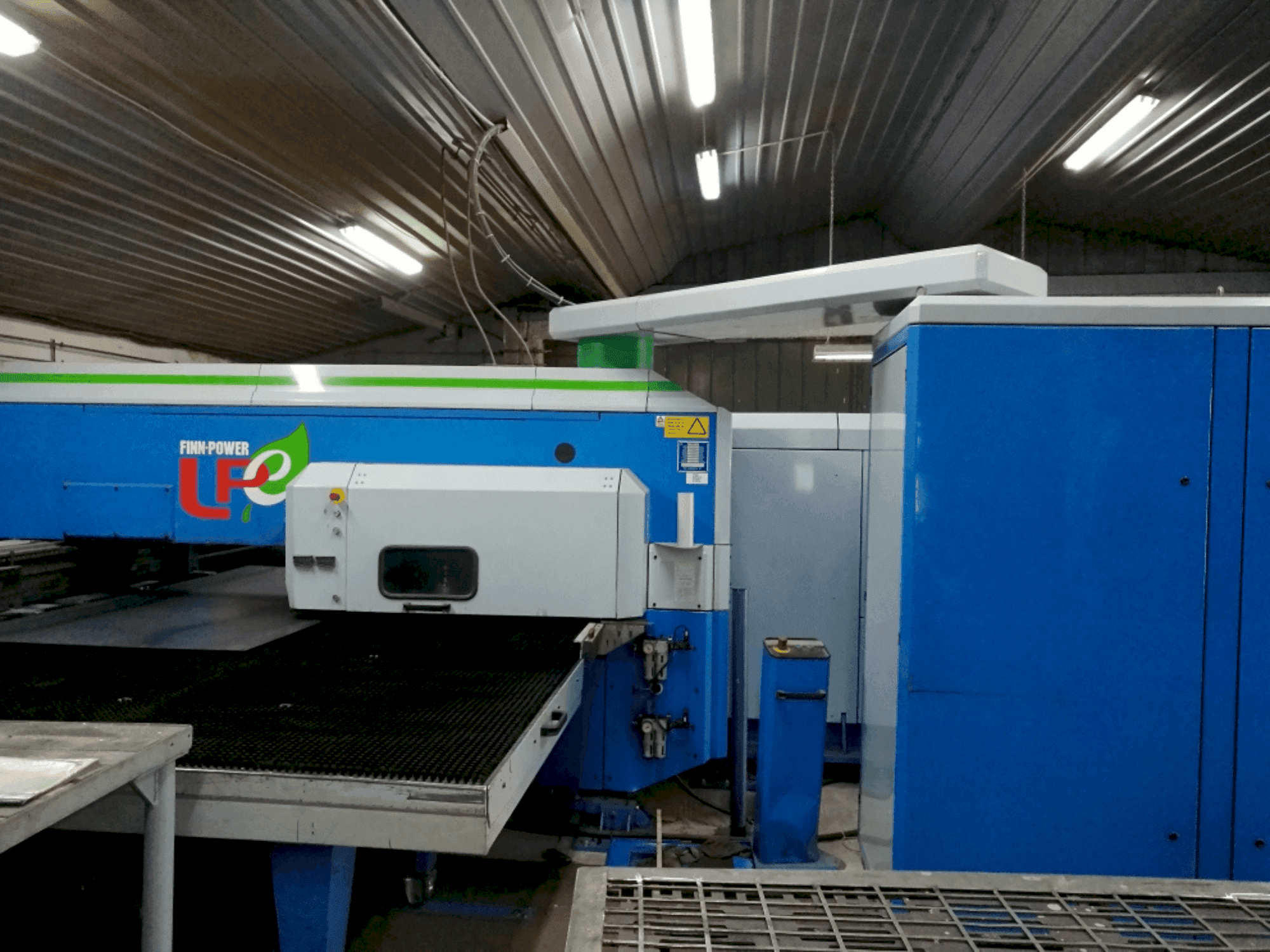 Vista frontale della macchina Finn-Power LPE5 SWUH