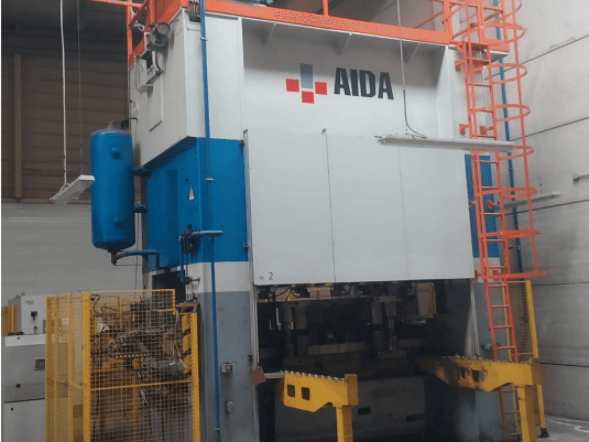 Pressa meccanica AIDA 315/2MR/LD/TE 3, vista frontale con corpo blu e bianco, base gialla e gabbia di sicurezza.