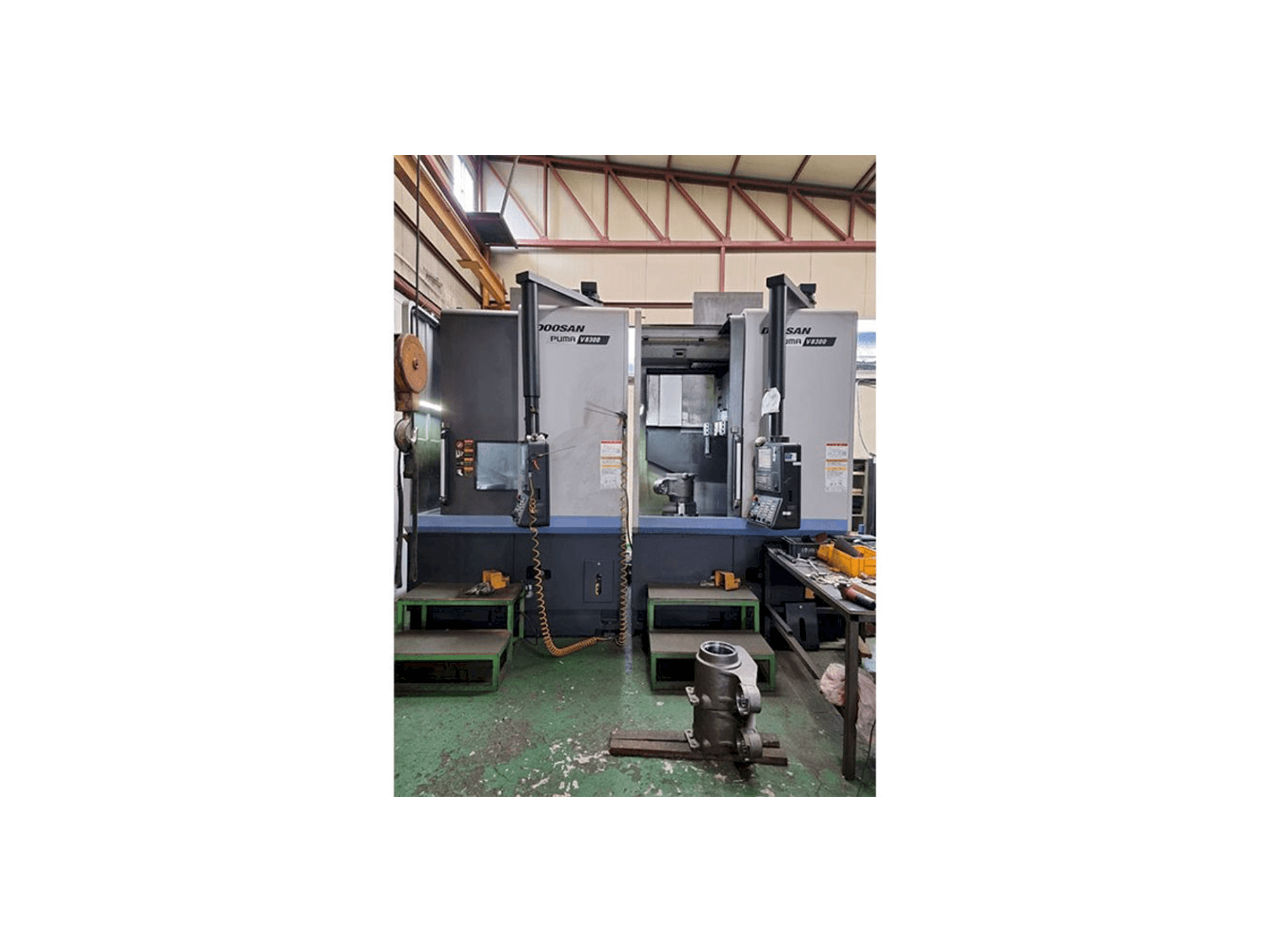 Vista frontale della macchina Doosan Puma V8300