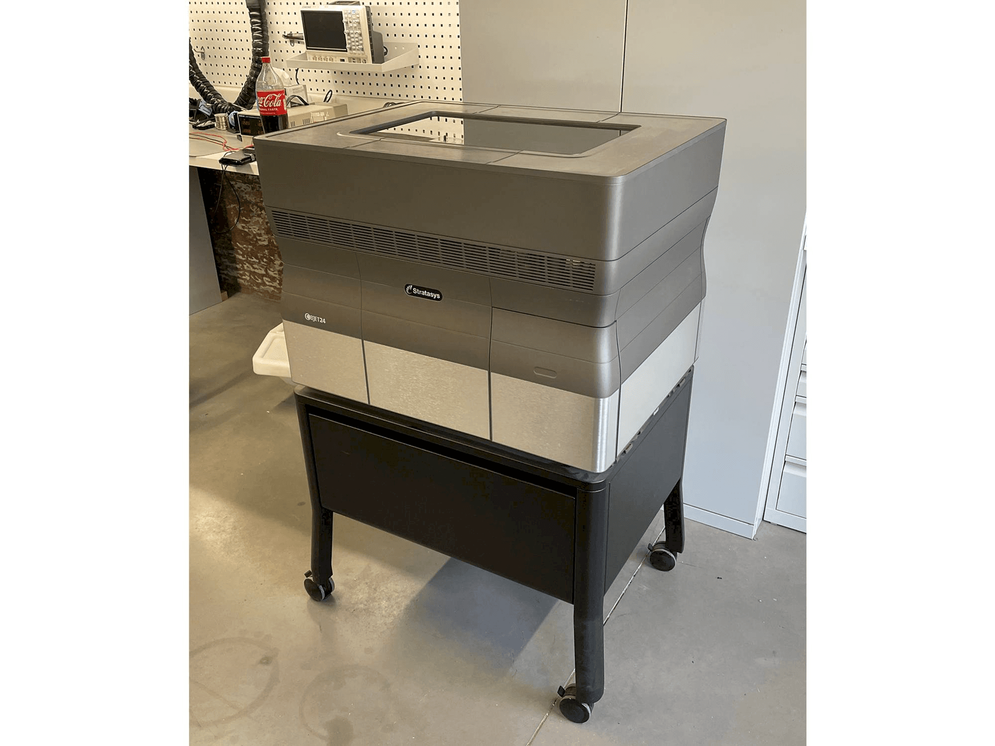 Vista frontale della macchina Stratasys Objet24