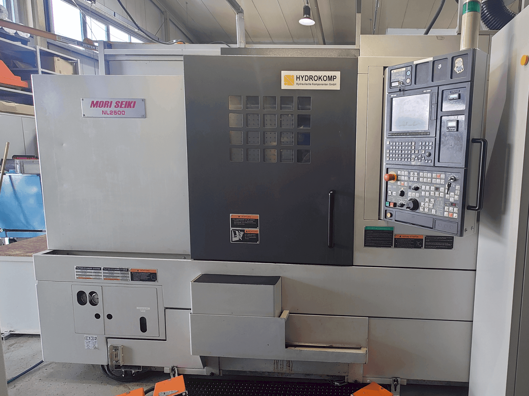 Vista frontale della macchina DMG Mori Seiki NL2500SY/700