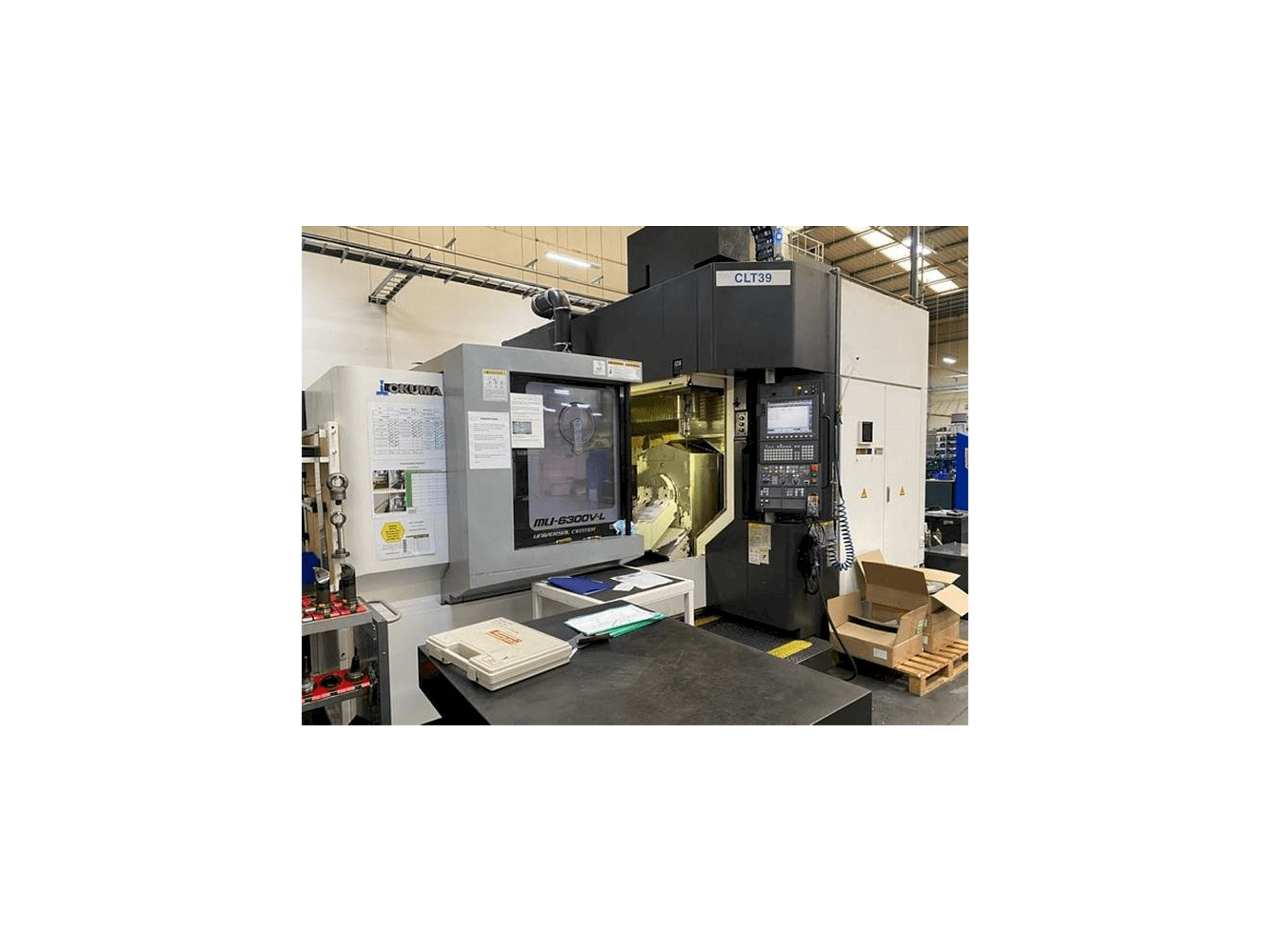 Vista frontale della macchina Okuma MU 6300V-L