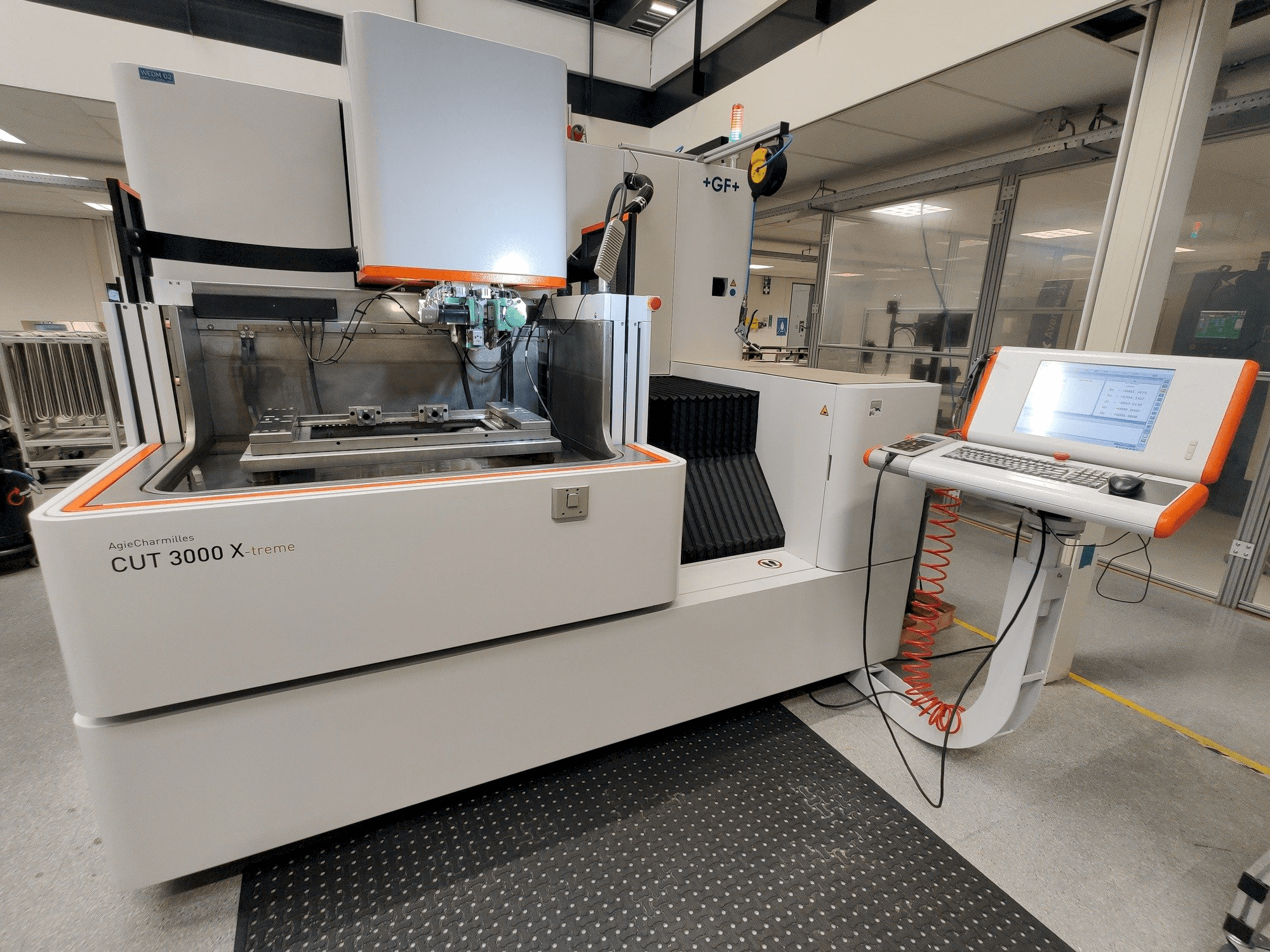 Vista frontale della macchina GF AgieCharmilles CUT 3000 X