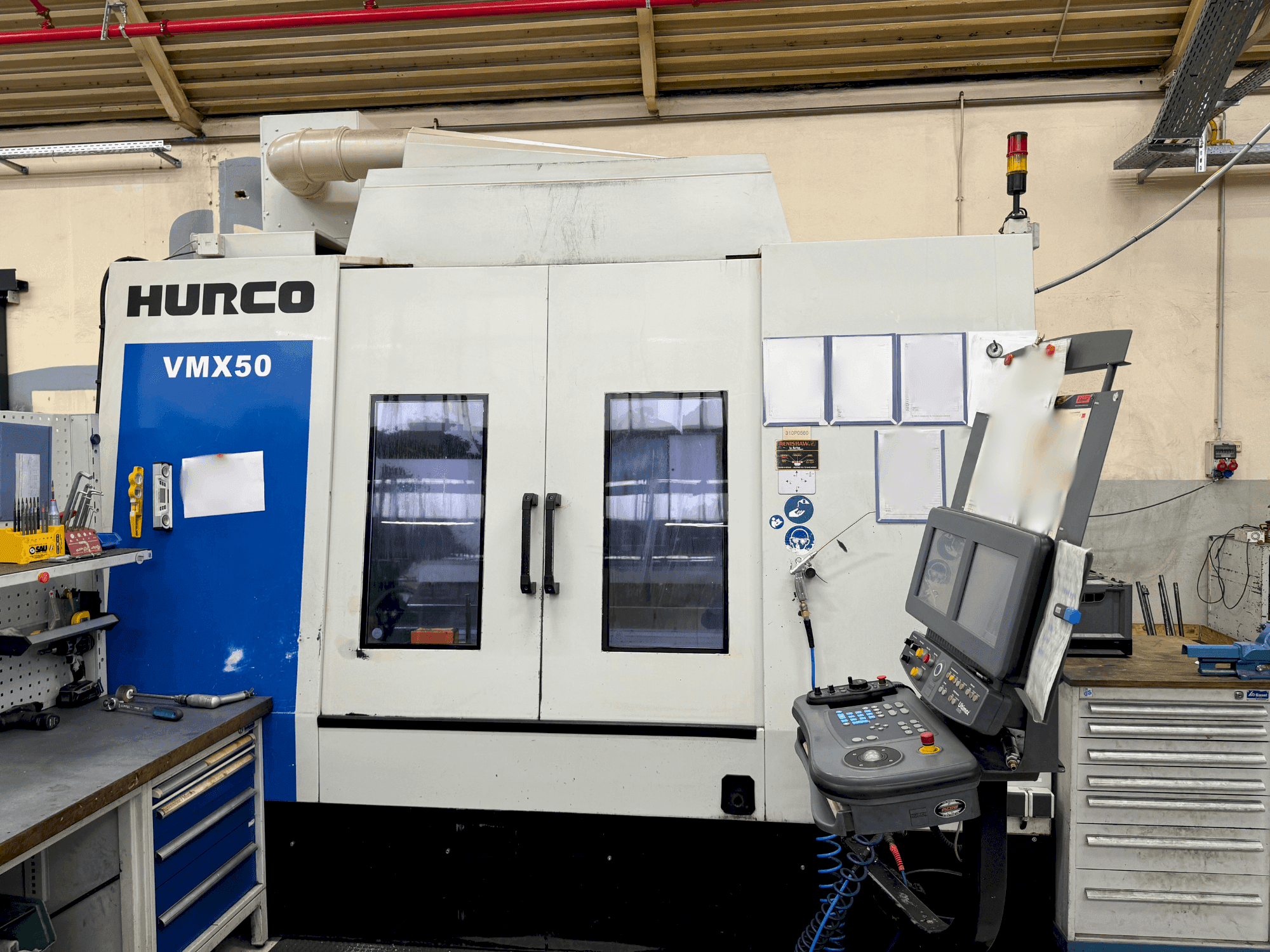 Vista frontale della macchina Hurco VMX 50/40T