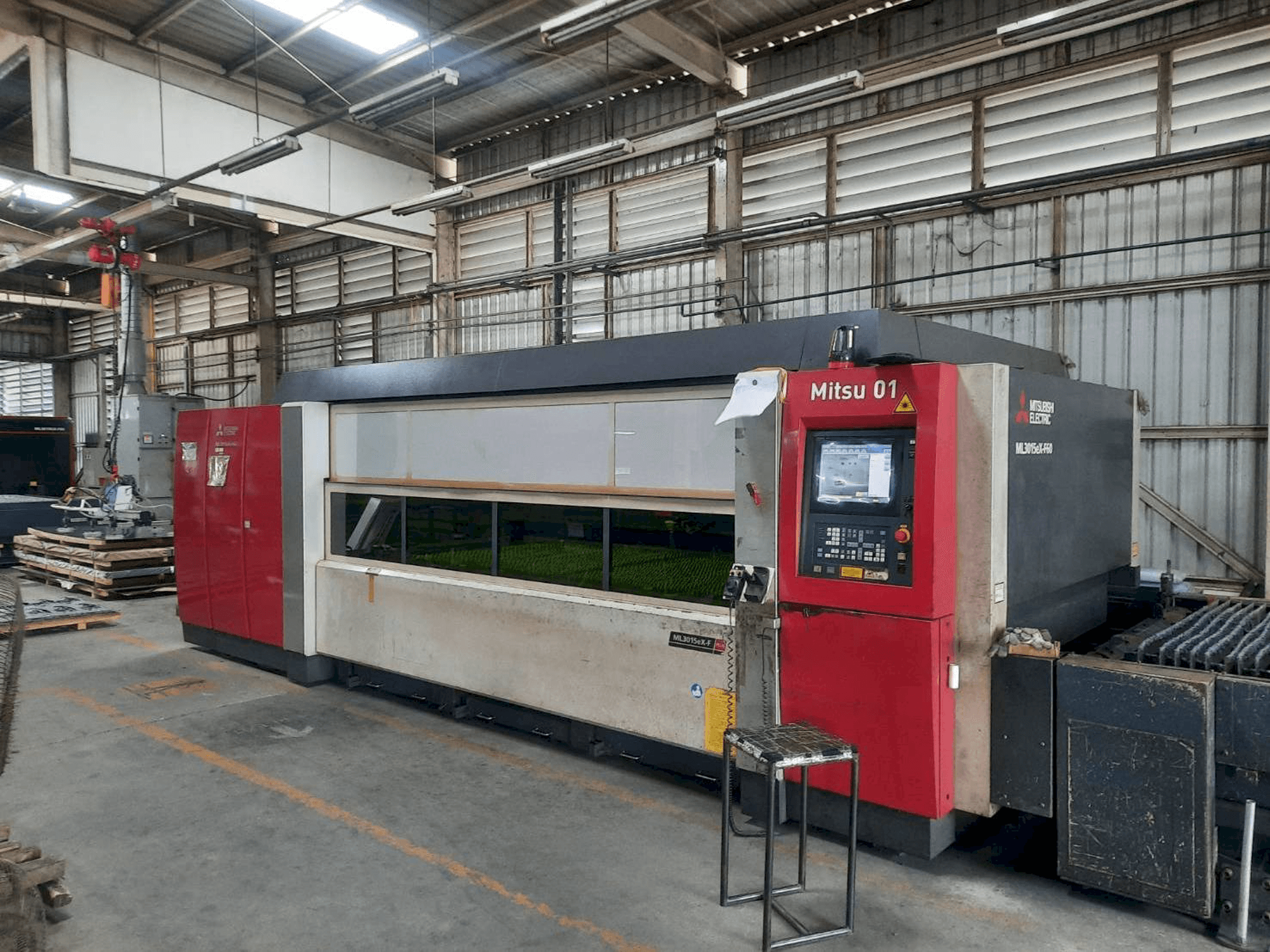 Vista frontale della macchina Mitsubishi ML3015eX F60