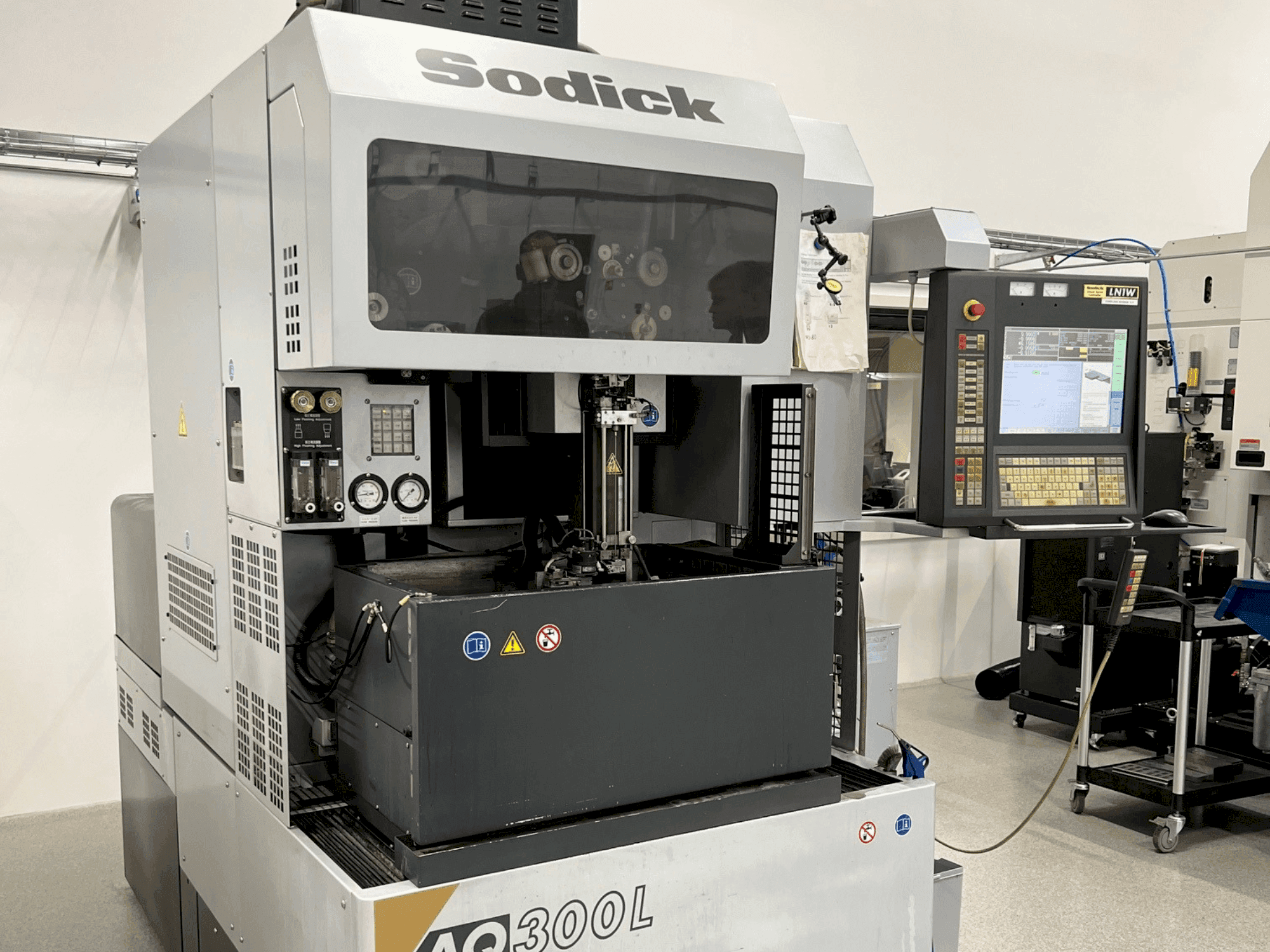 Vista frontale della macchina Sodick AQ300L