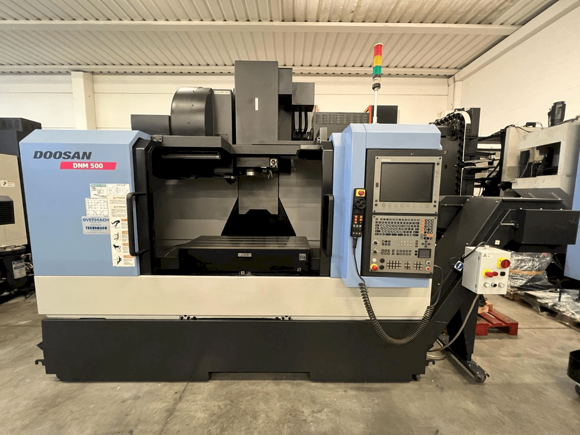 Vista frontale della macchina DOOSAN DNM 500