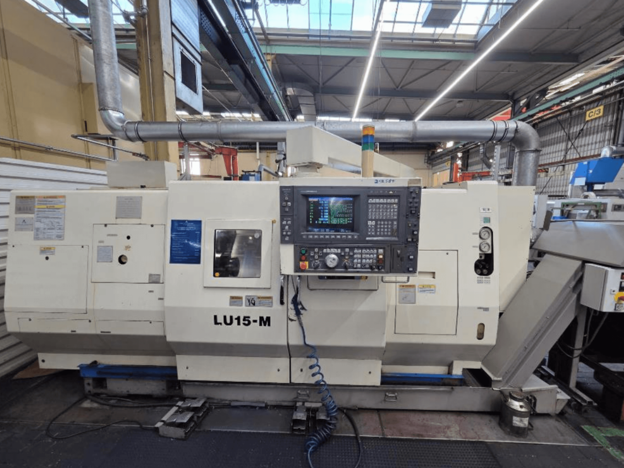 Tornio orizzontale Okuma LU15 M-2SC 1000, vista frontale che mostra il pannello di controllo e le caratteristiche della macchina in un ambiente di officina.