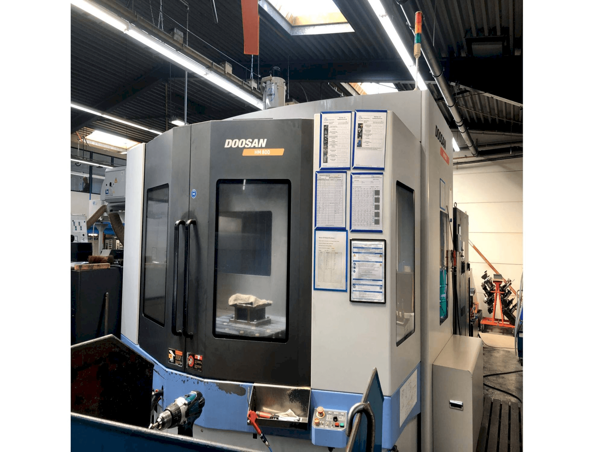 Vista frontale della macchina Doosan HM 800