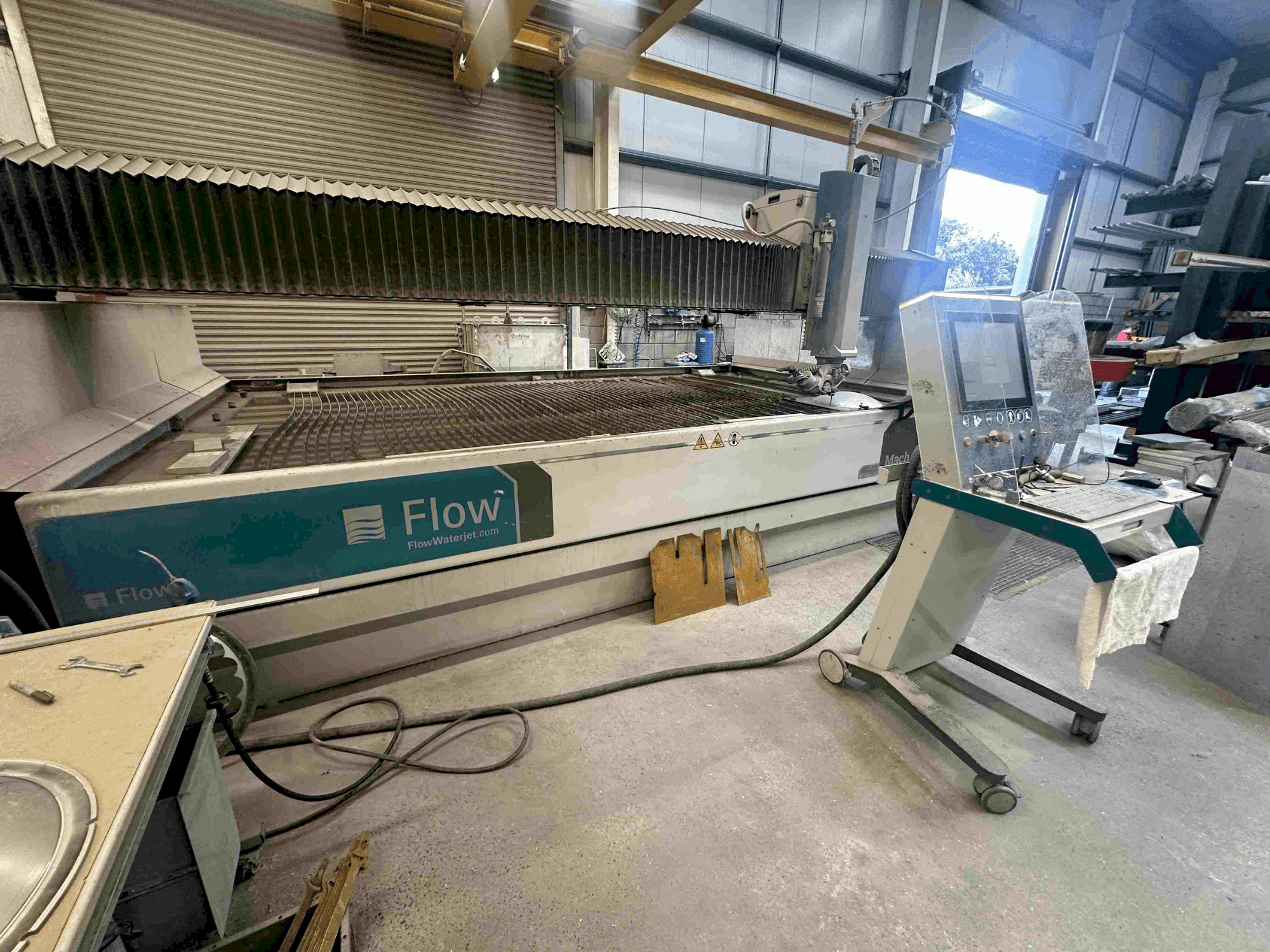 Vista frontale della macchina Flow Mach 500-4020