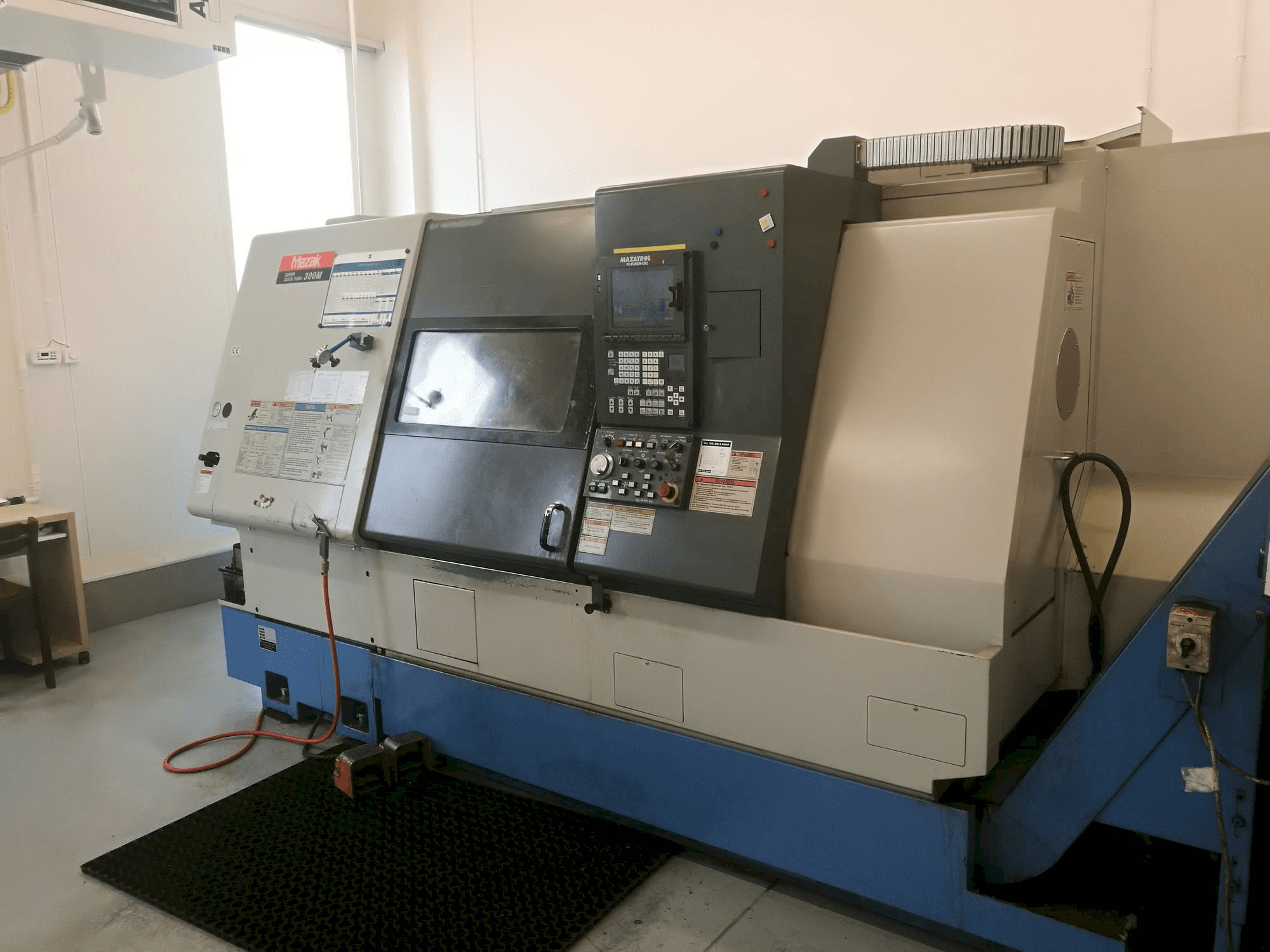 Vista frontale della macchina Mazak SQT-300M