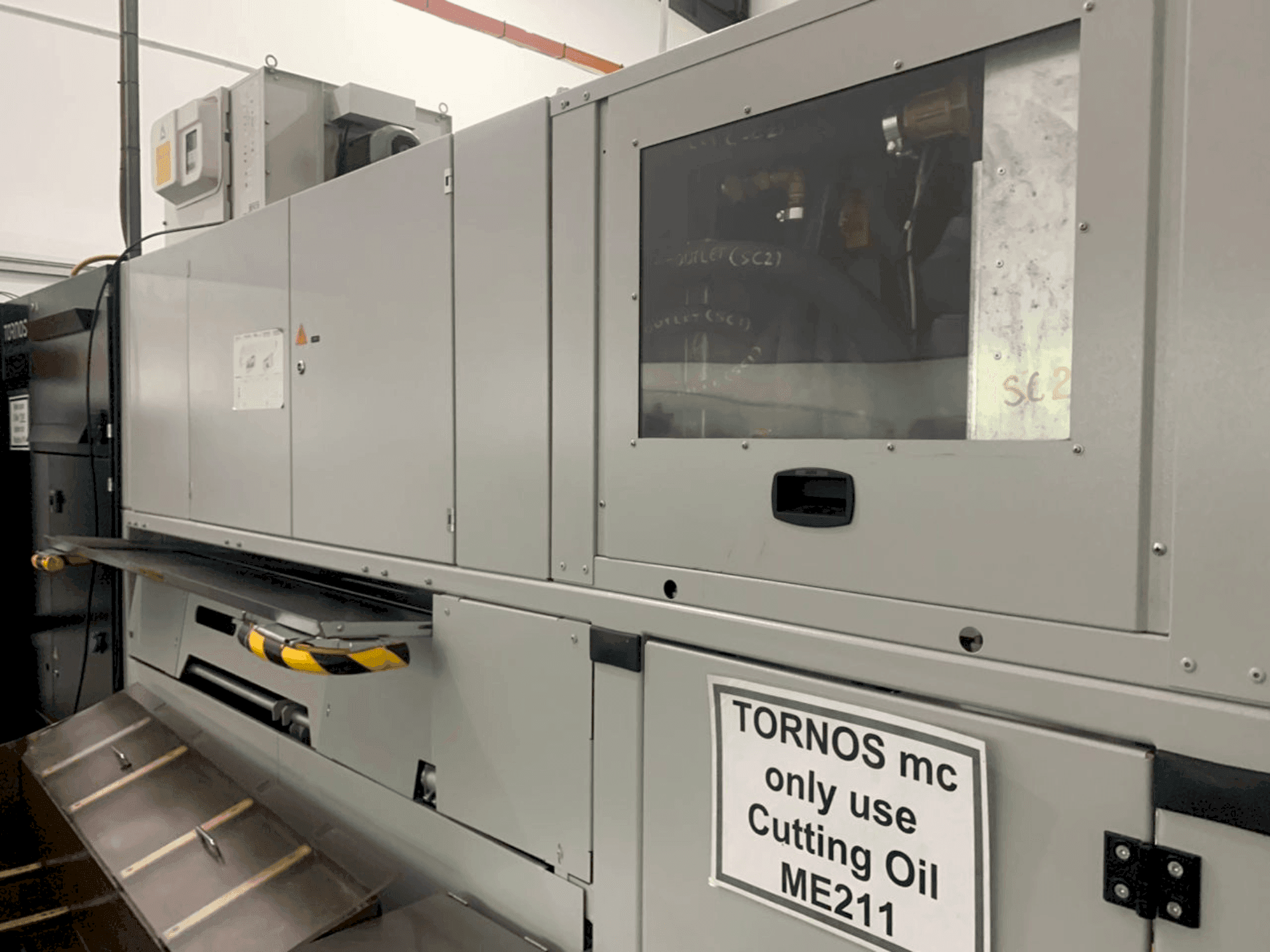Vista frontale della macchina TORNOS MultiSwiss 6x16