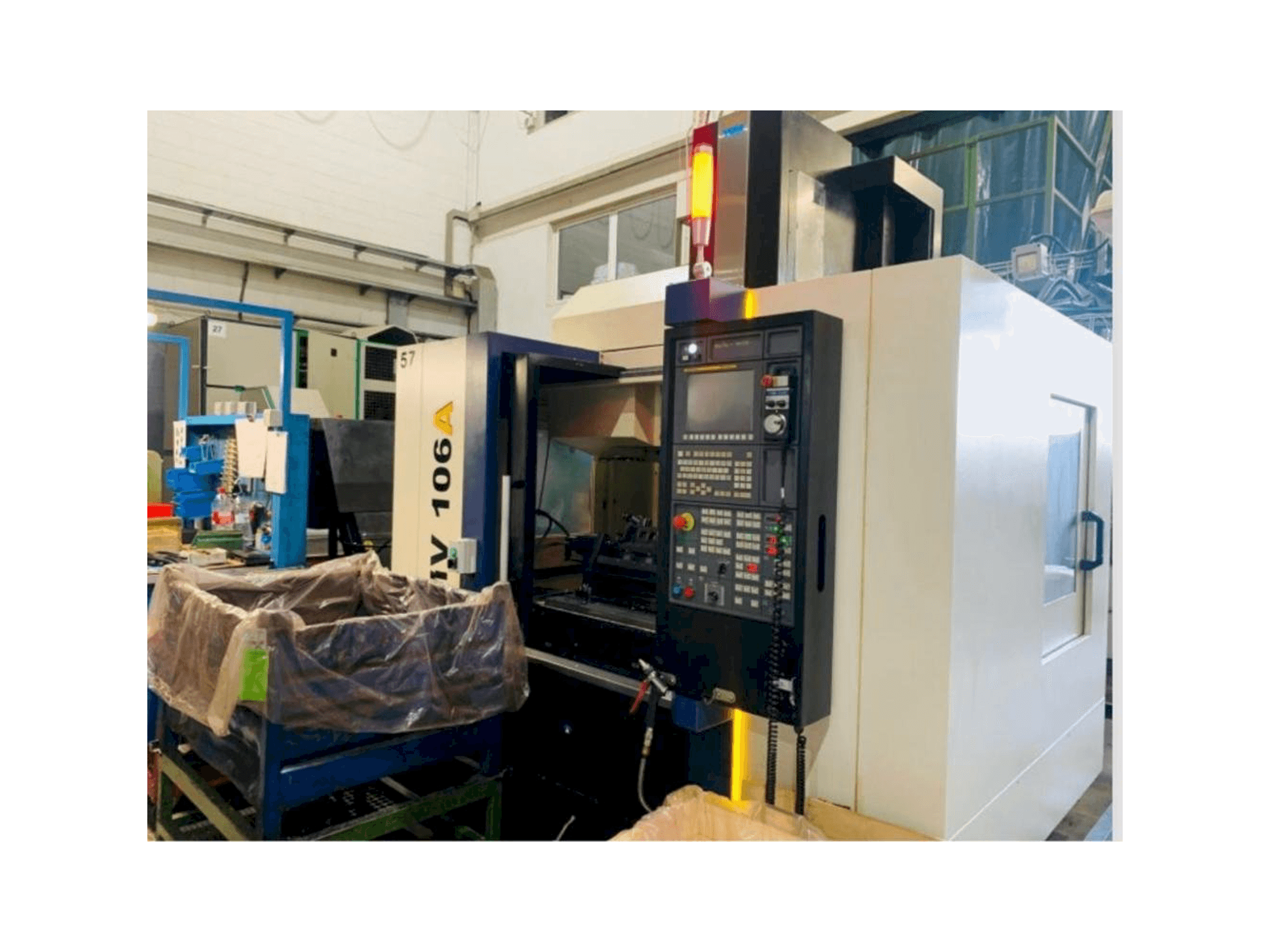 Vista frontale della macchina YCM NMV106A