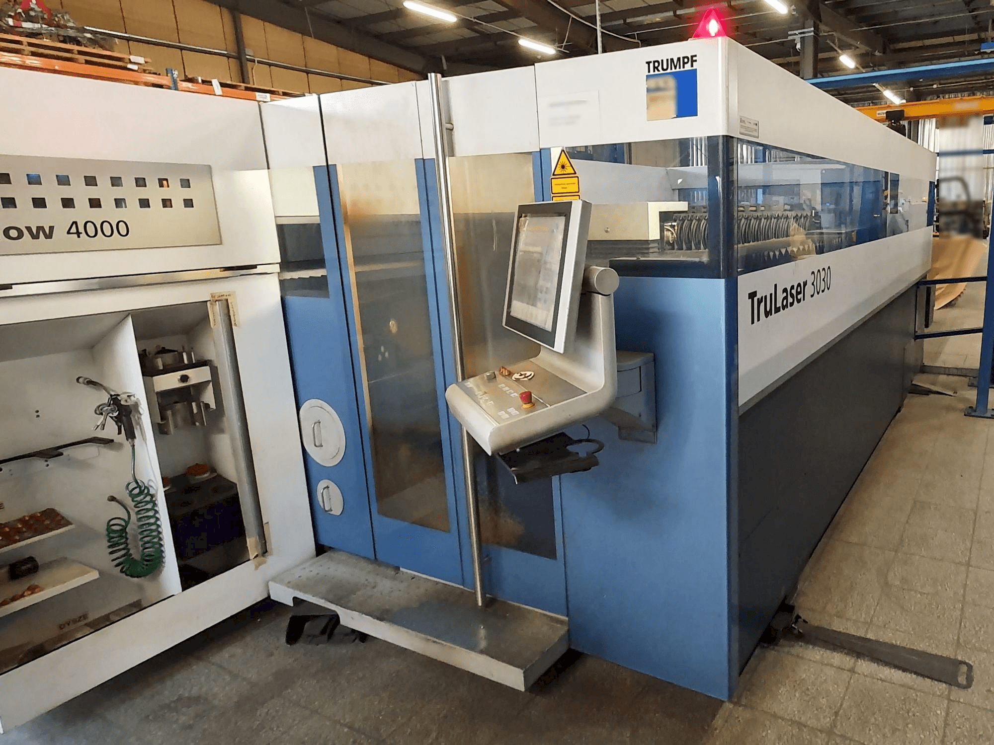 Vista frontale della macchina Trumpf TruLaser 3030