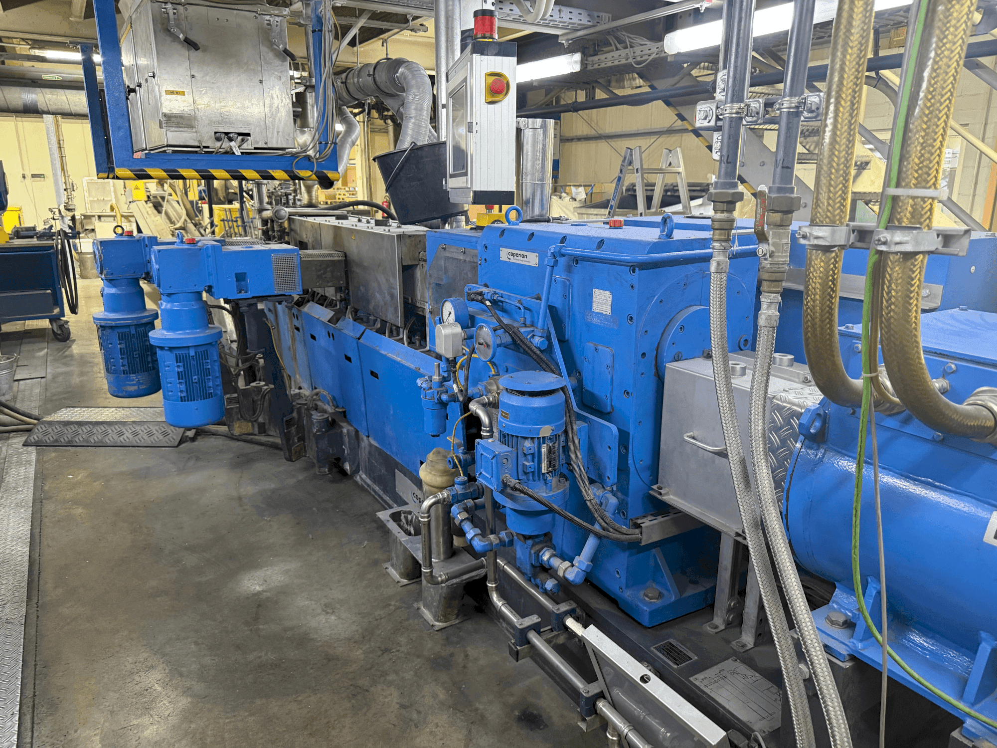 Vista frontale della macchina COPERION ZSK 50 MCC+