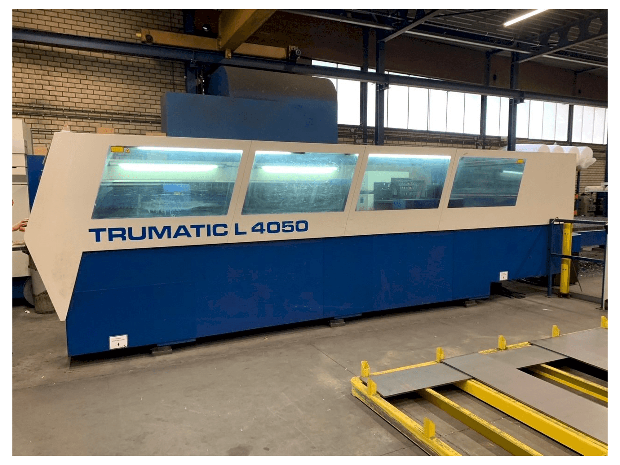Vista frontale della macchina Trumpf Trumatic L4050 5kW CO2 + Liftmaster