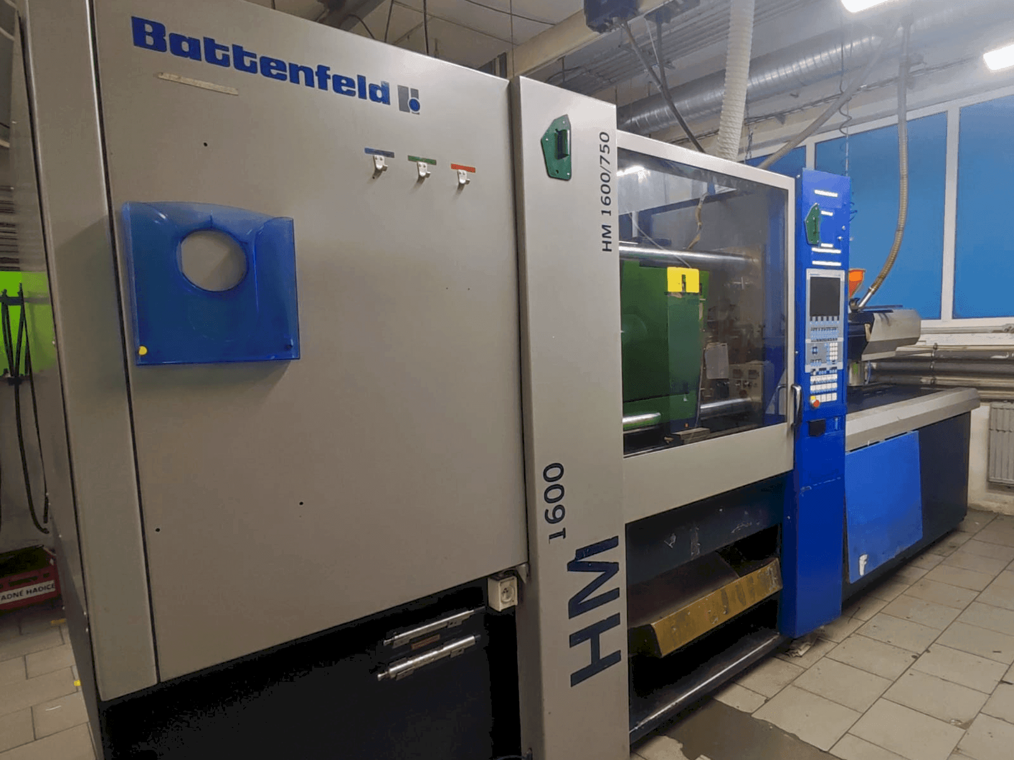 Vista frontale della macchina Battenfeld HM 1600/750