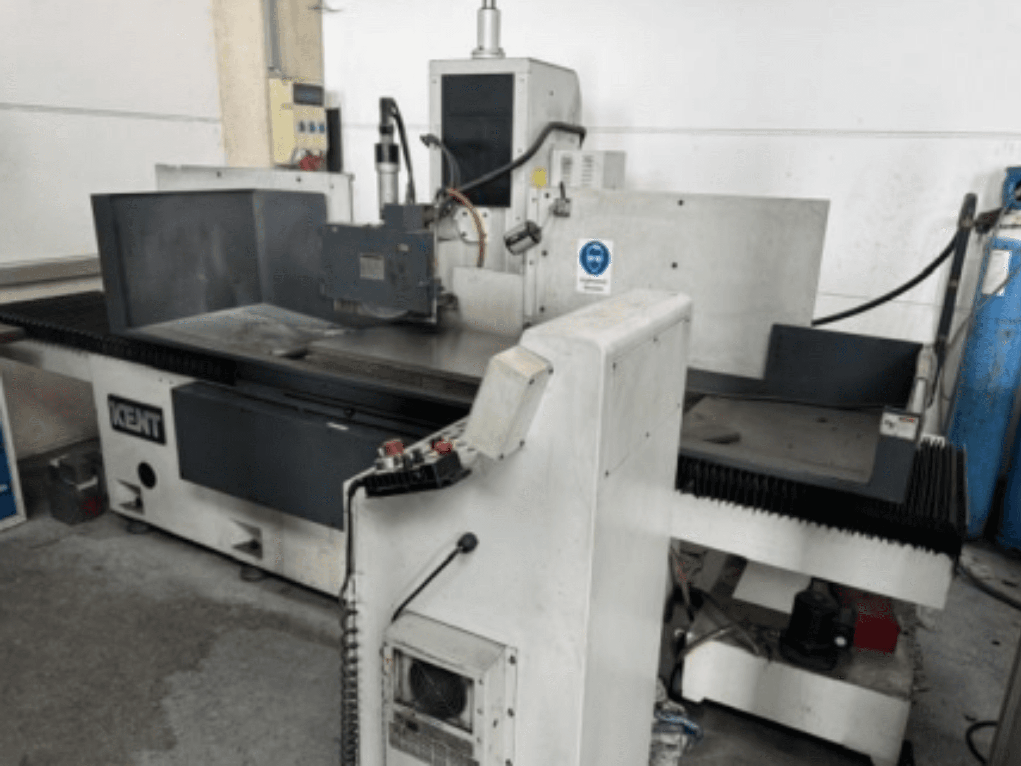 Rettificatrice piana Kent KOS-510V.MA2 vista frontale, con in primo piano il pannello di controllo e l'area di rettifica.