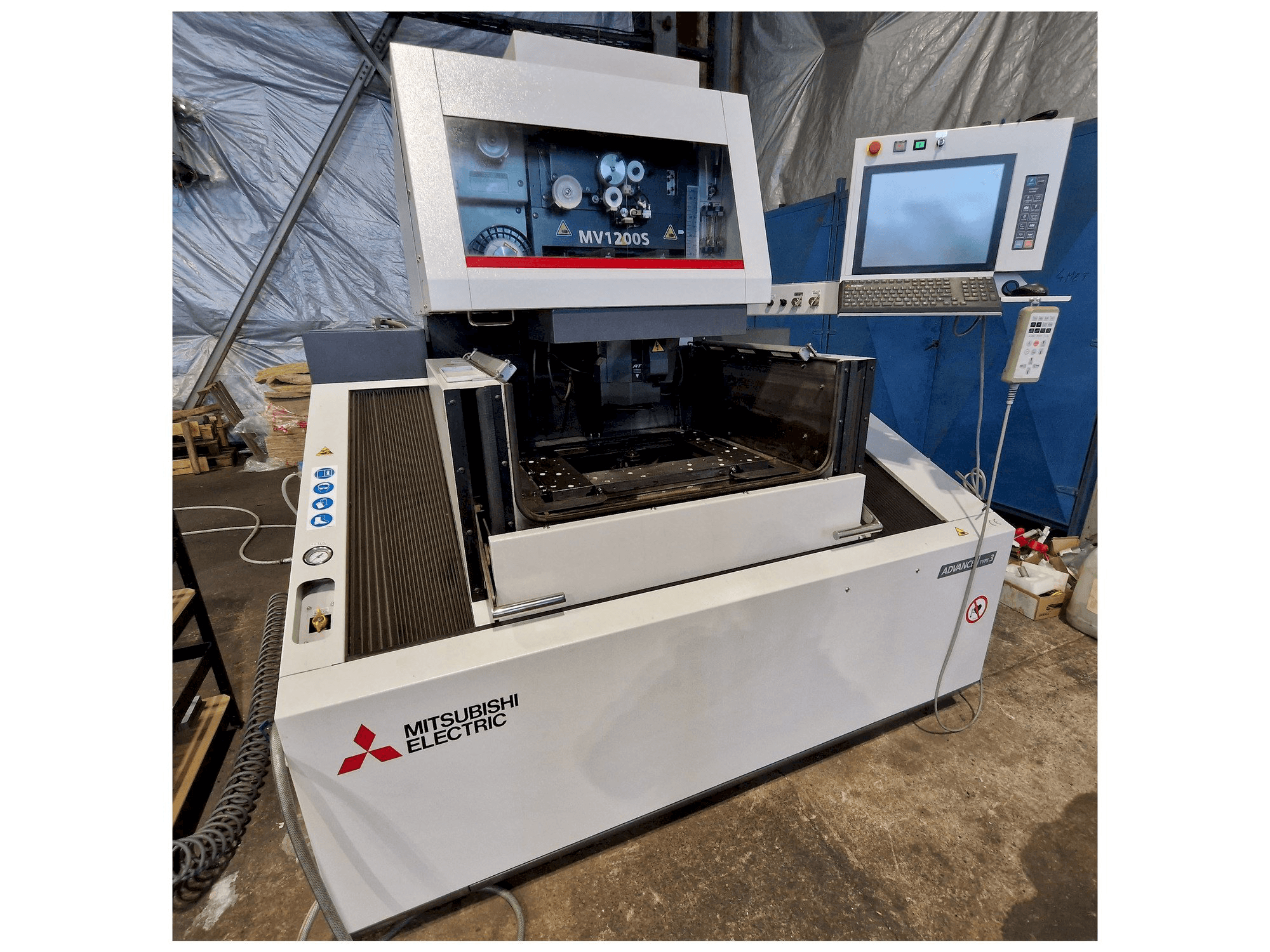 Vista frontale della macchina Mitsubishi MV1200S