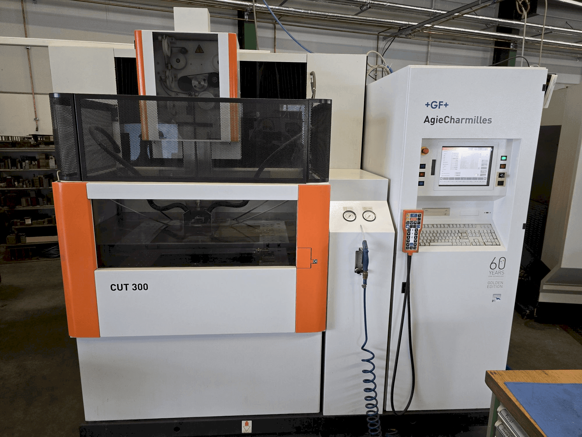 Vista frontale della macchina AgieCharmilles CUT 300