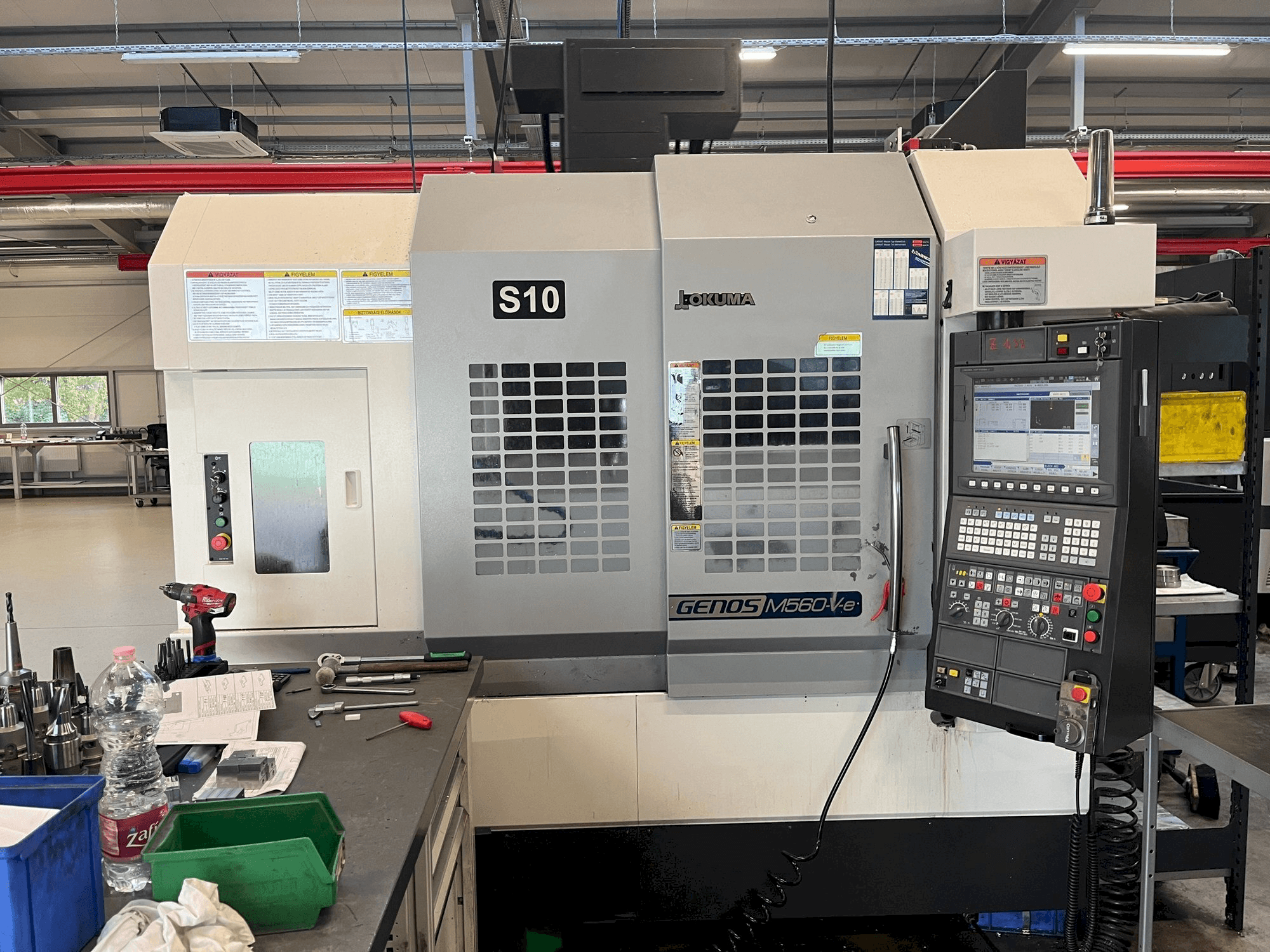 Vista frontale della macchina Okuma GENOS M560R