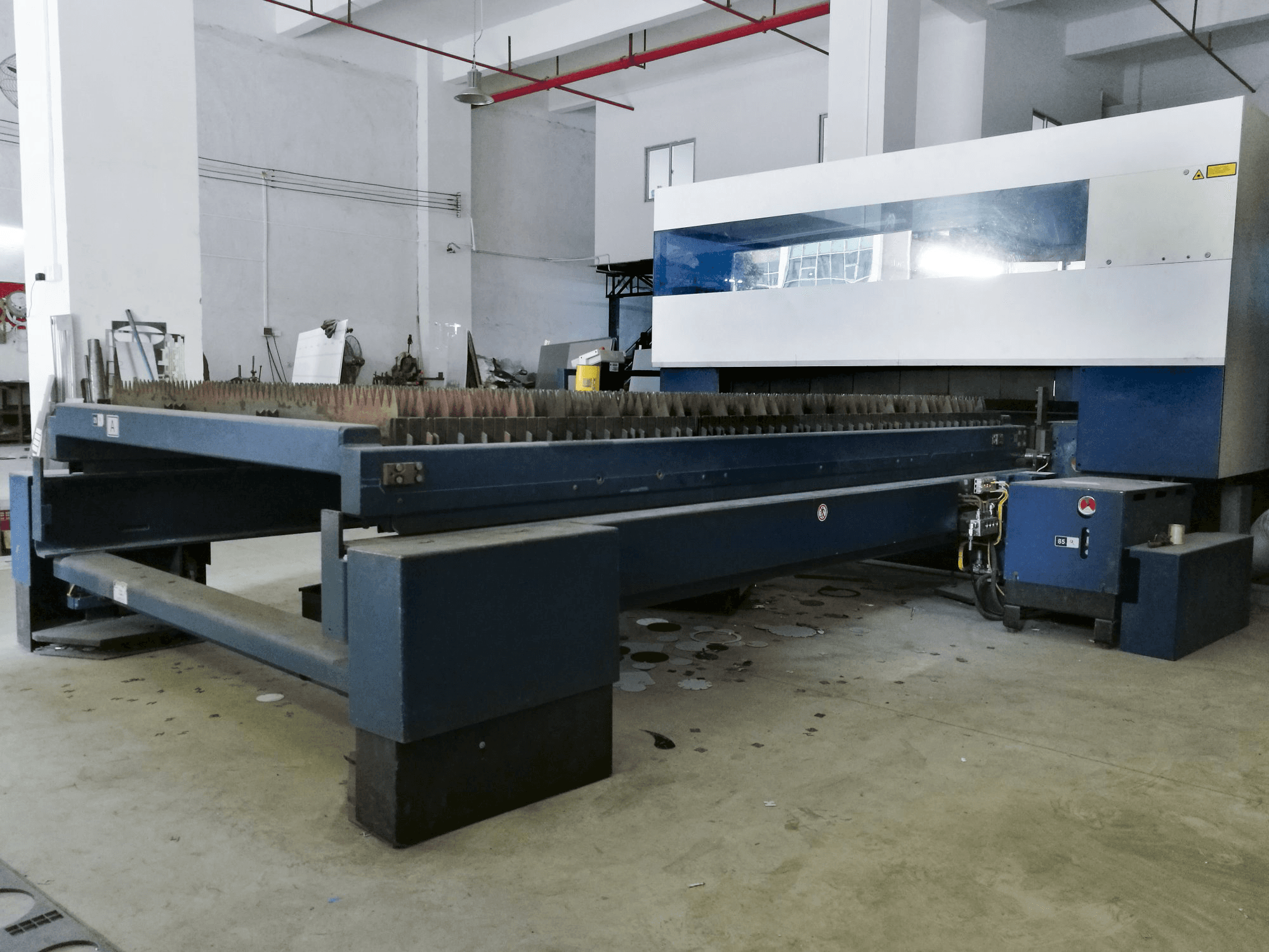 Vista lato destro 1 della macchina Trumpf TruLaser 3030