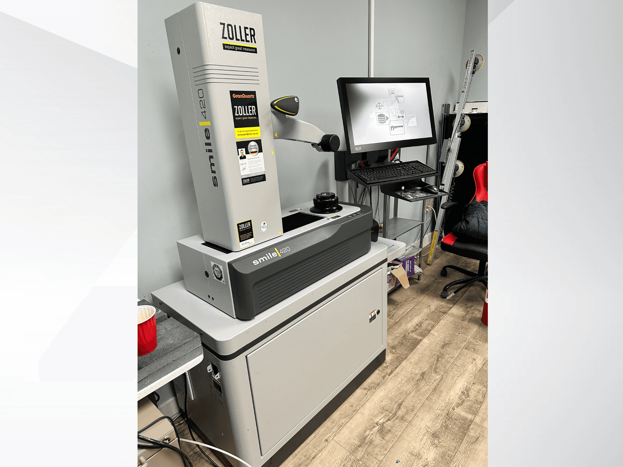 Zoller Smile 420, una macchina di misura digitale, vista di fronte con un monitor e un'area di lavoro sullo sfondo.