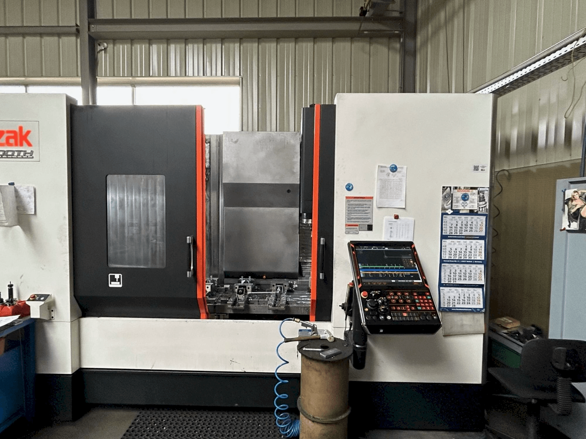 Vista frontale della macchina Mazak VTC 530C