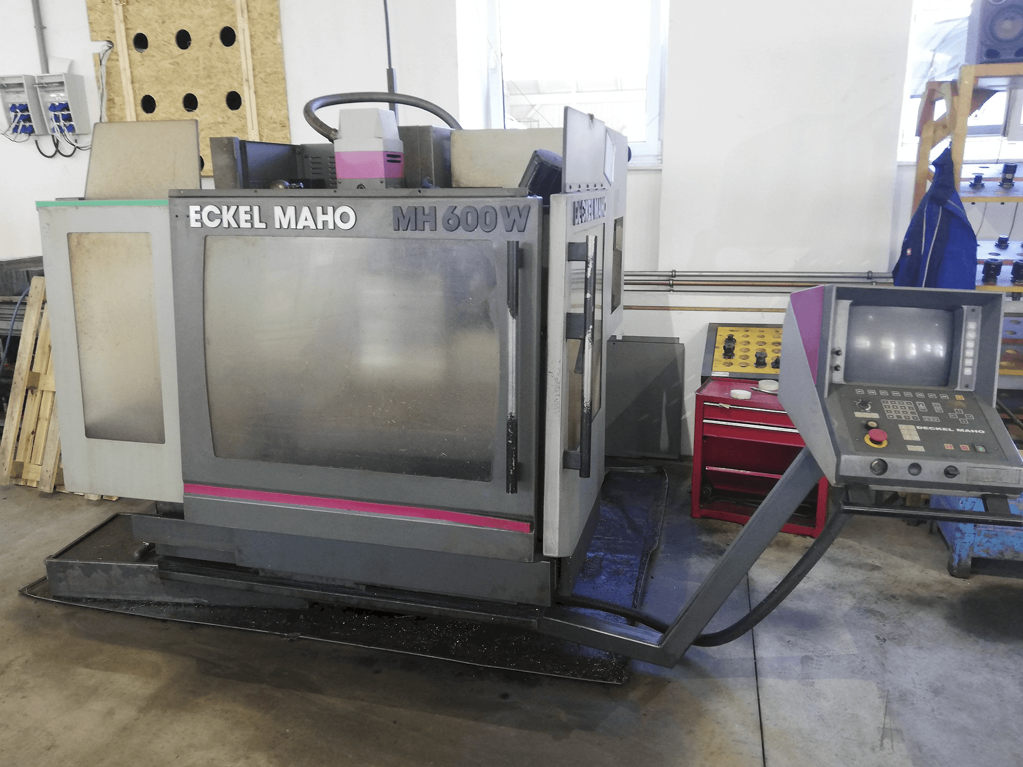 Vista frontale della macchina DECKEL MAHO MH 600 W