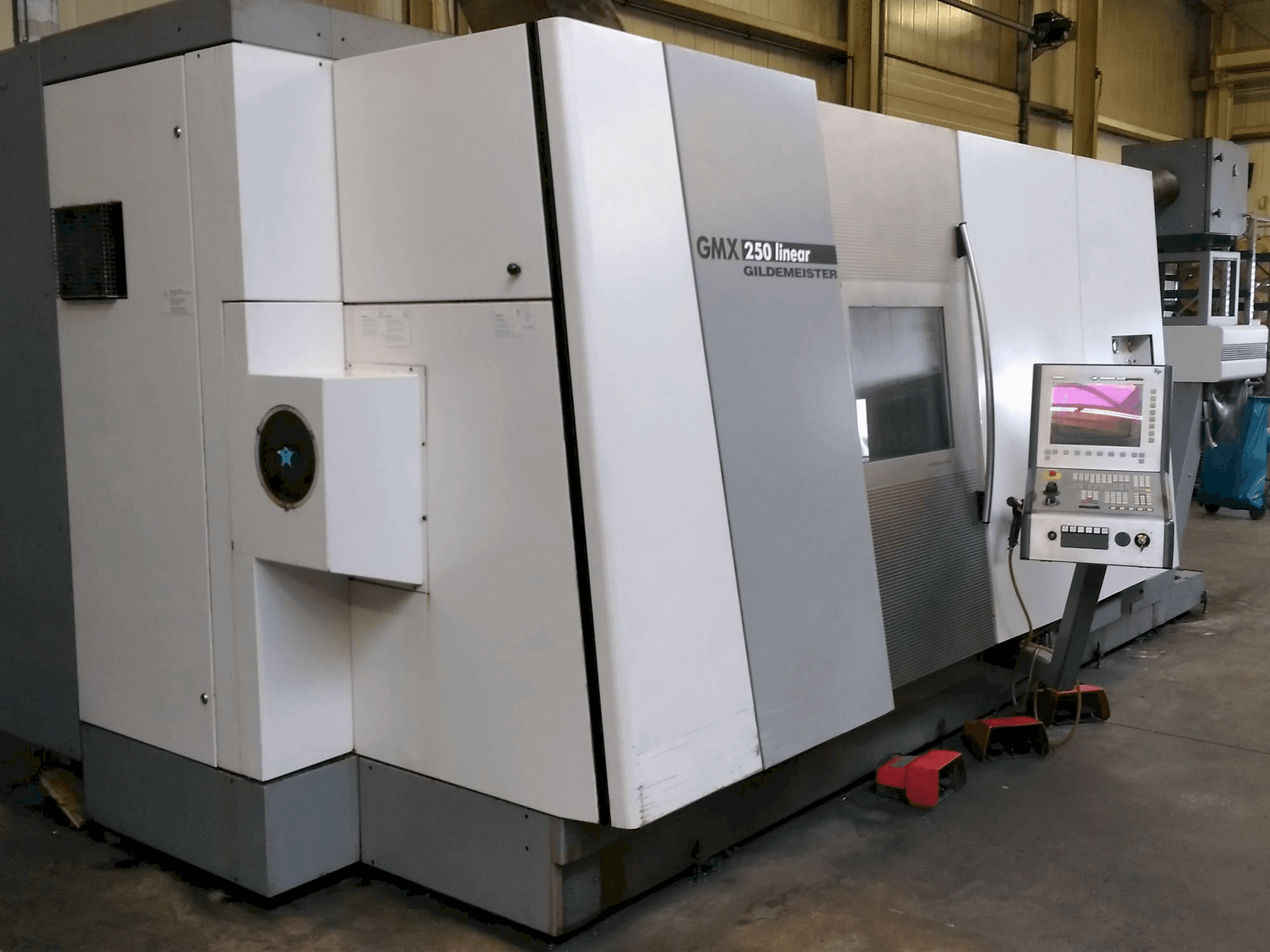 Vista frontale della macchina Gildemeister GMX 250 linear